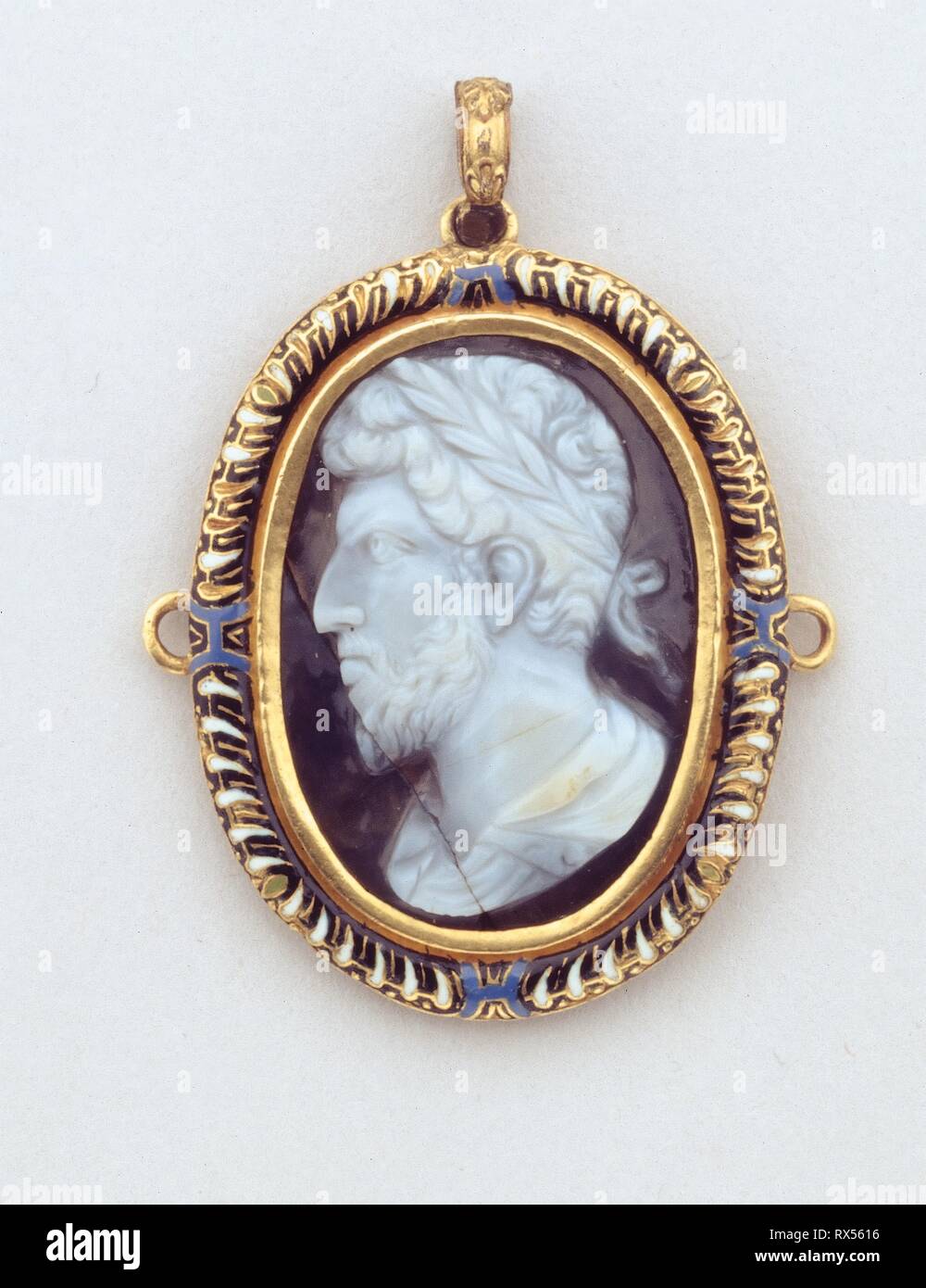 Hat Badge con un cammeo di una testa di laureate. Italiano. Data: 1500-1599. Dimensioni: 4,2 × 3,2 cm (1 3/16 x 1 in.). L'agata, oro e smalto. Provenienza: Italia settentrionale. Museo: Chicago Art Institute. Foto Stock
