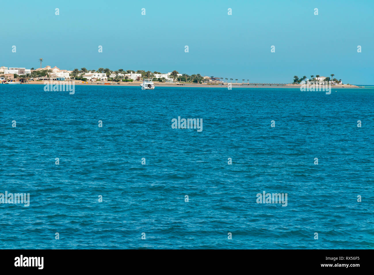 La barca va in mare aperto. vista aerea della crociera viaggi turistici andando in barca sul mare. Foto Stock