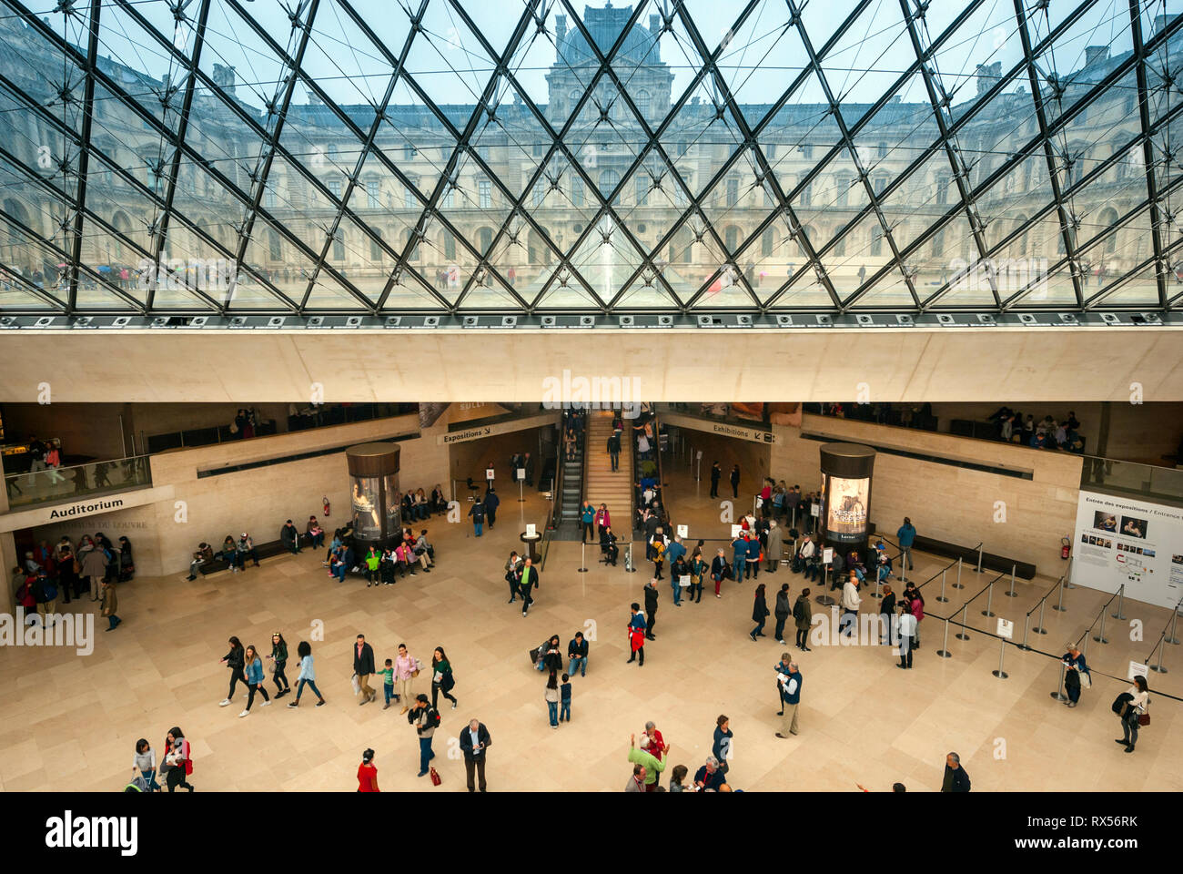 Soffitto di vetro della piramide del Louvre Foto Stock