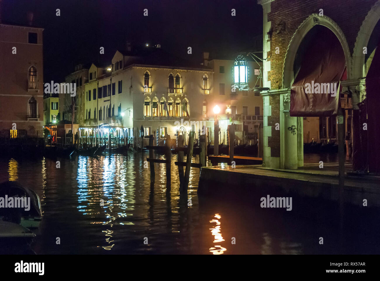 Sul Canal Grande a Venezia di notte Foto Stock