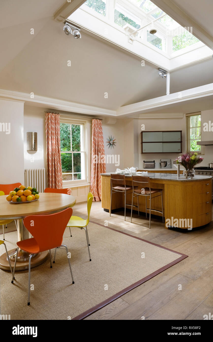 Tavolo da pranzo dalla moderna cucina a isola Foto Stock