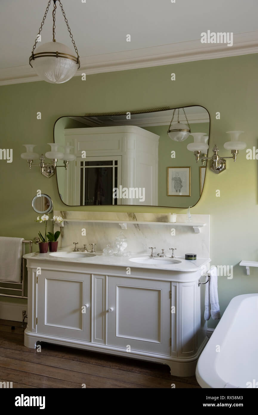 Lavandino in verde e stanze da bagno di colore bianco Foto stock - Alamy