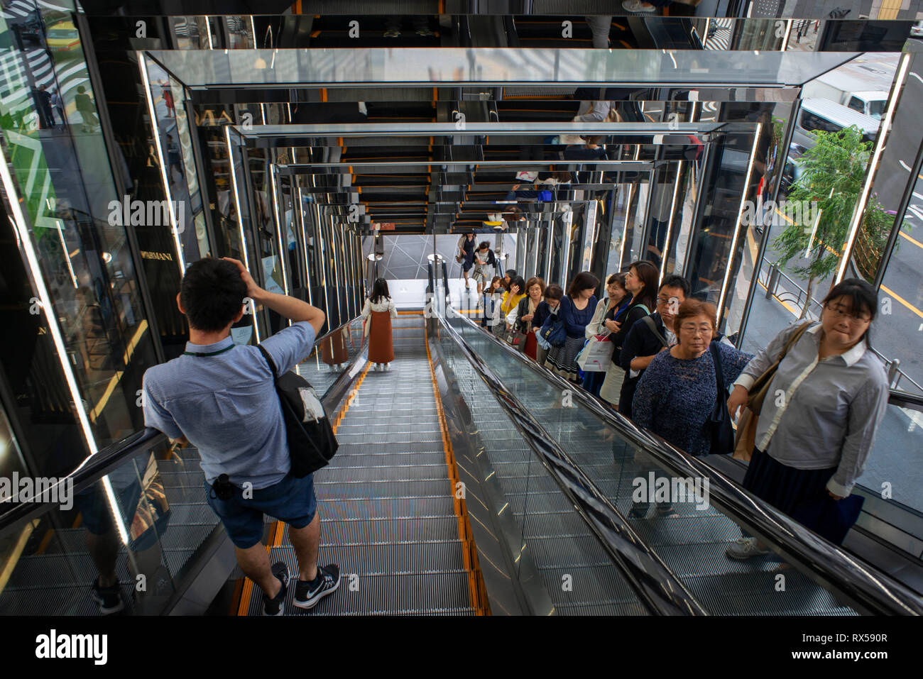 Ingresso di Escalator al illuminato Tokyu Plaza dalla zona dello shopping di Ginza building, Tokyo, Giappone Foto Stock