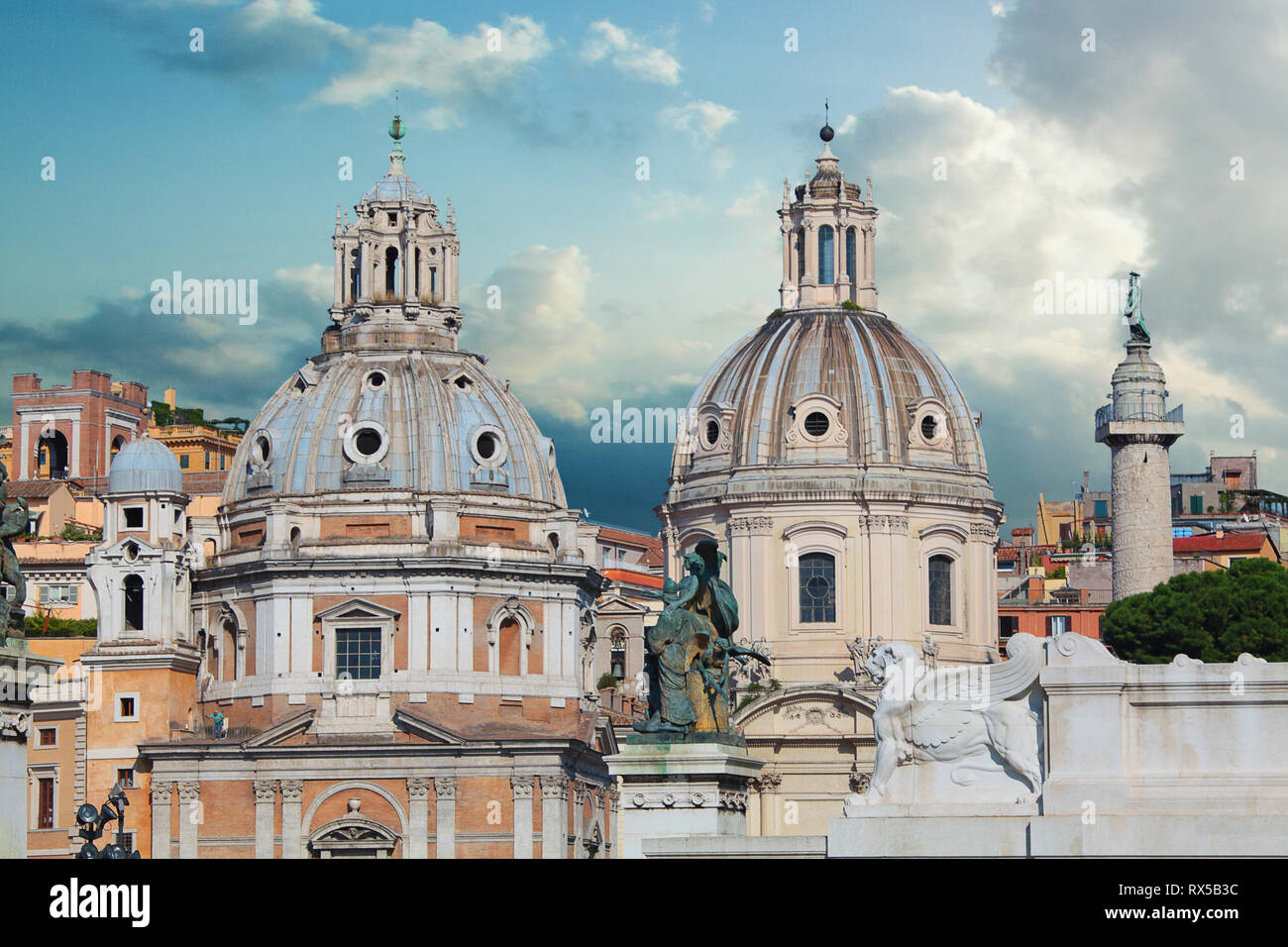 Bella lettera vvisualizza del panorama roma, Italia, skyline. Punto di riferimento italiano contro il cielo blu Foto Stock