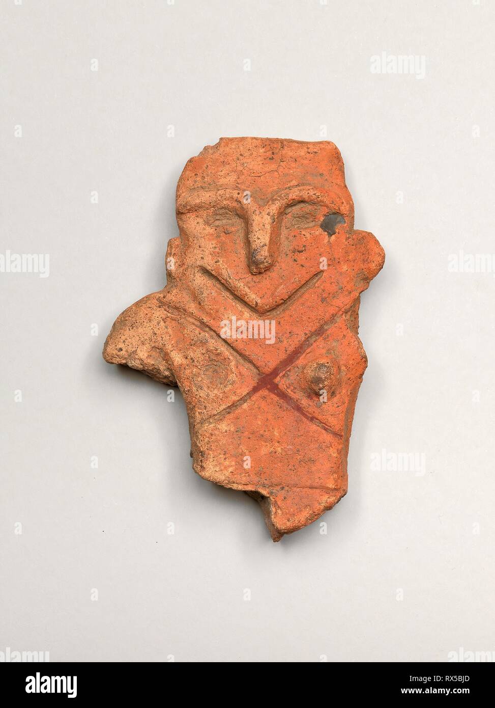 Figurina sorridente. Il Giappone. Data: 1000 BC-300 BC. Dimensioni: H. 11,5 cm (4 1/2 in.). Terraglia. Provenienza: Giappone. Museo: Chicago Art Institute. Foto Stock