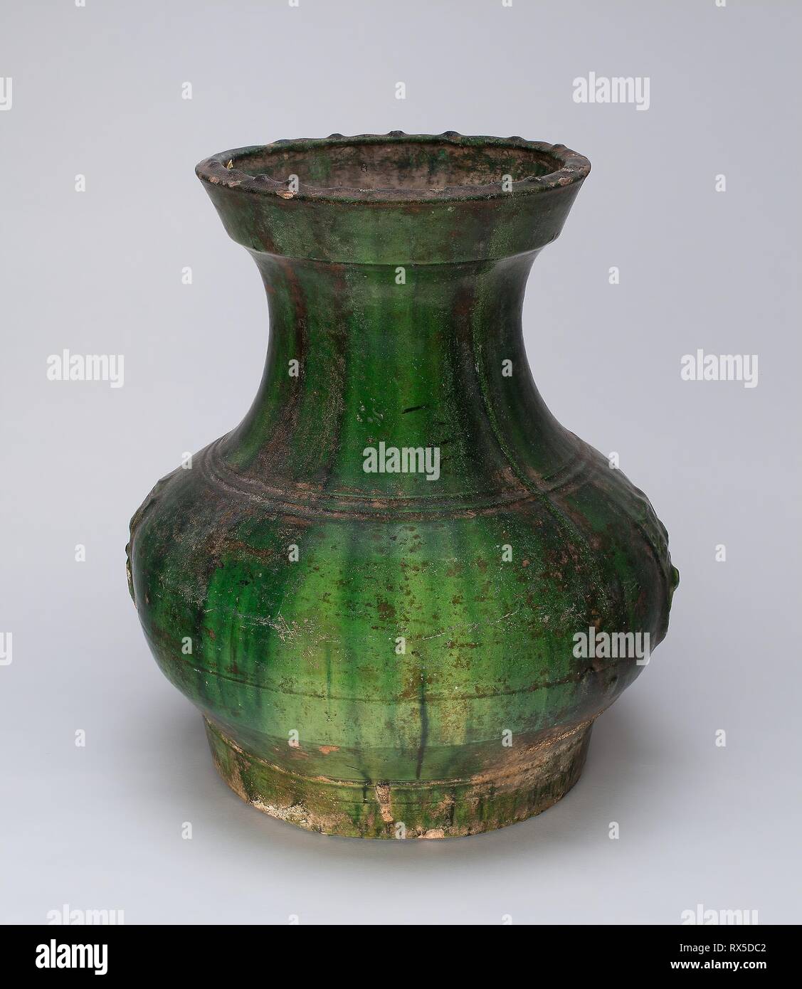 Vaso globulare con mock maschera Ogre maniglie ad anello. Cina. Data: 206 AD-220 Annuncio. Dimensioni: H. 14 a. Porcellanato con underglaze decorazione plastica e piombo di smalto verde. Provenienza: Cina. Museo: Chicago Art Institute. Foto Stock