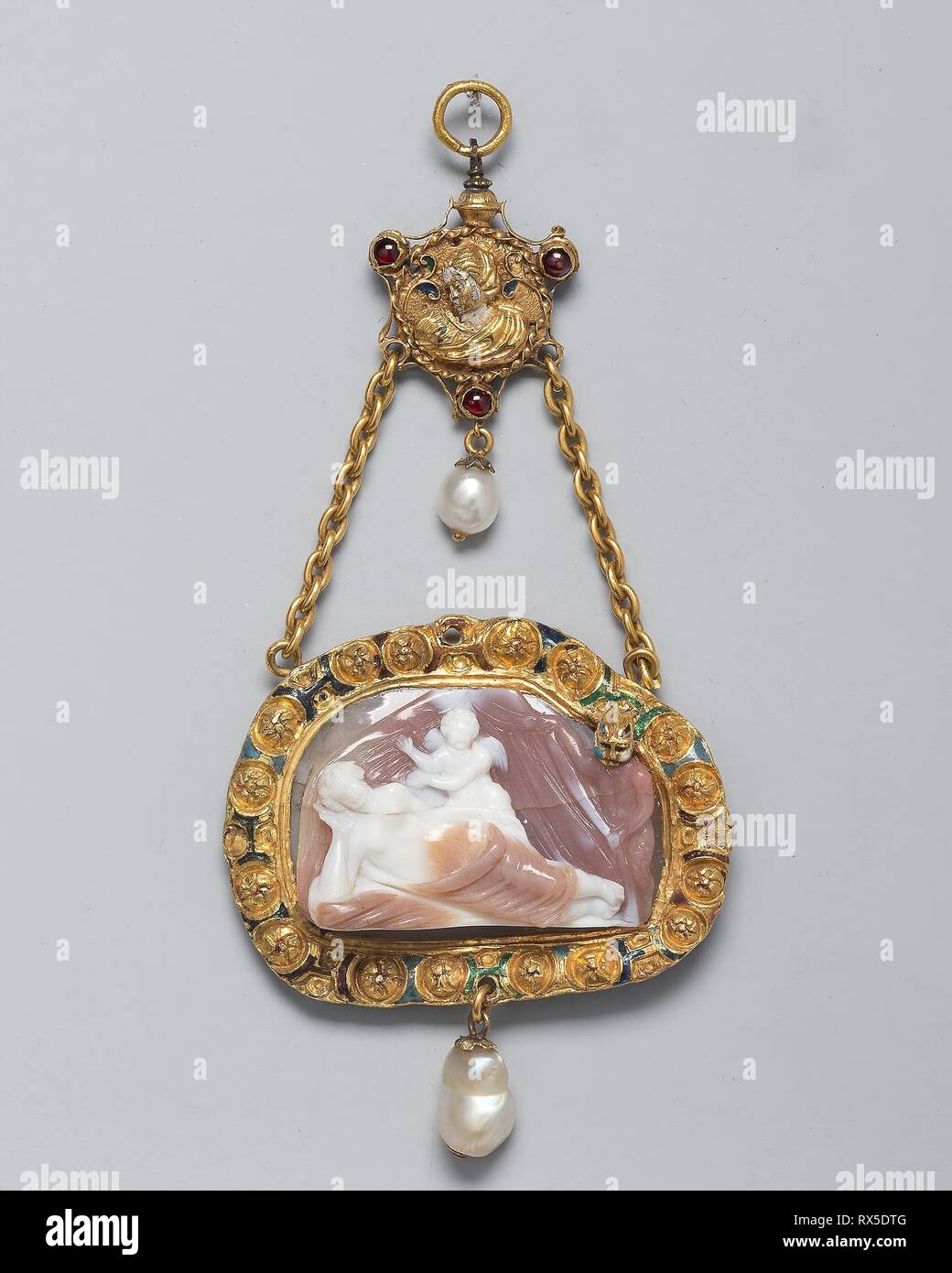 Cammeo di Venere e Amore, probabilmente un badge cappello montato come un telecomando. Italiano. Data: 1575-1600. Dimensioni: 10,8 x 4,9 cm (4 1/4 × 1 15/16 in.). Oro, calcedonio, smalto, perle, e vetro. Provenienza: Italia settentrionale. Museo: Chicago Art Institute. Foto Stock