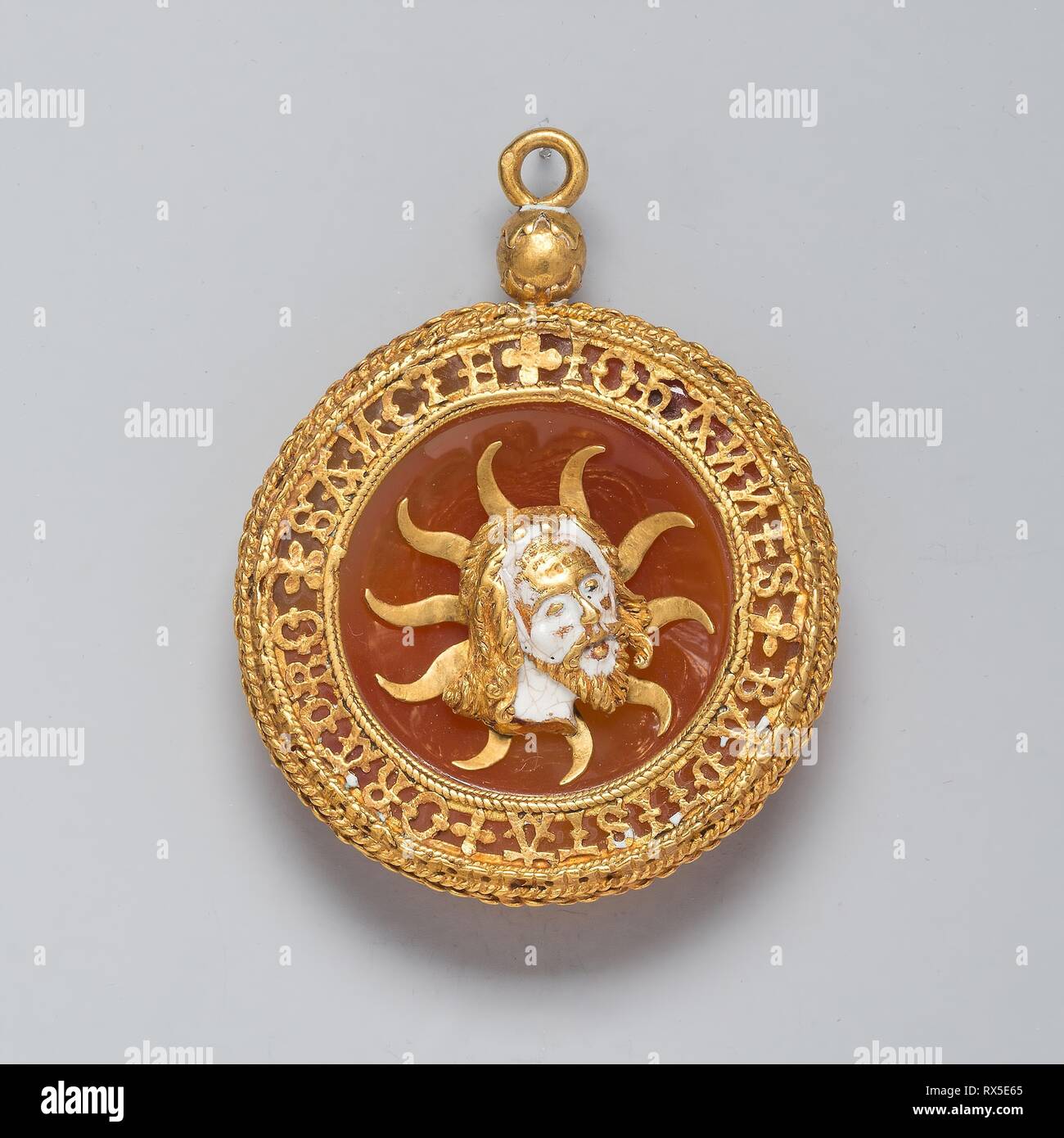 Hat stemma con la testa di San Giovanni Battista adattato come un telecomando. Il francese. Data: 1475-1485. Dimensioni: 6,2 × 4,7 cm (2 7/16 x 1 7/8 in.). Oro, smalto e corniola. Provenienza: Francia. Museo: Chicago Art Institute. Foto Stock