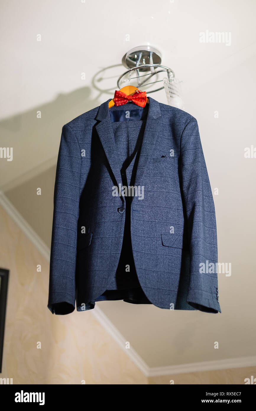 Elegante abito nero con una camicia bianca e il filtro bow tie sulla  gruccia sul lussuoso lampadario. mattina preparativi prima di giorno di  nozze. lo sposo abiti Foto stock - Alamy