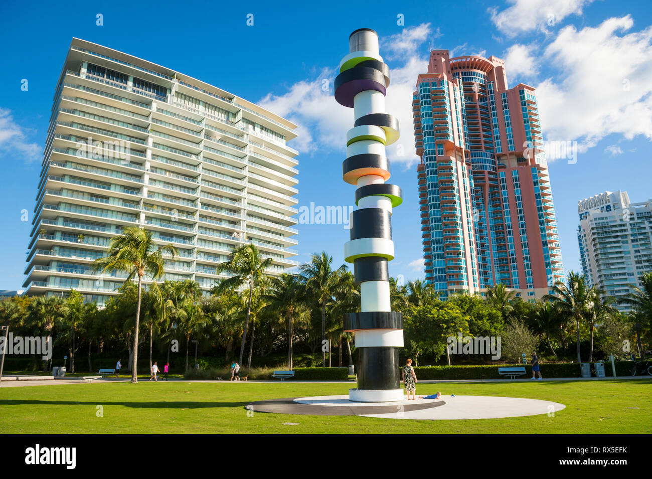 MIAMI - settembre, 2018: ostinato faro, l'installazione dell'artista tedesco Tobias Rehberger, sorge tra le torri di condominio a South Pointe Park. Foto Stock