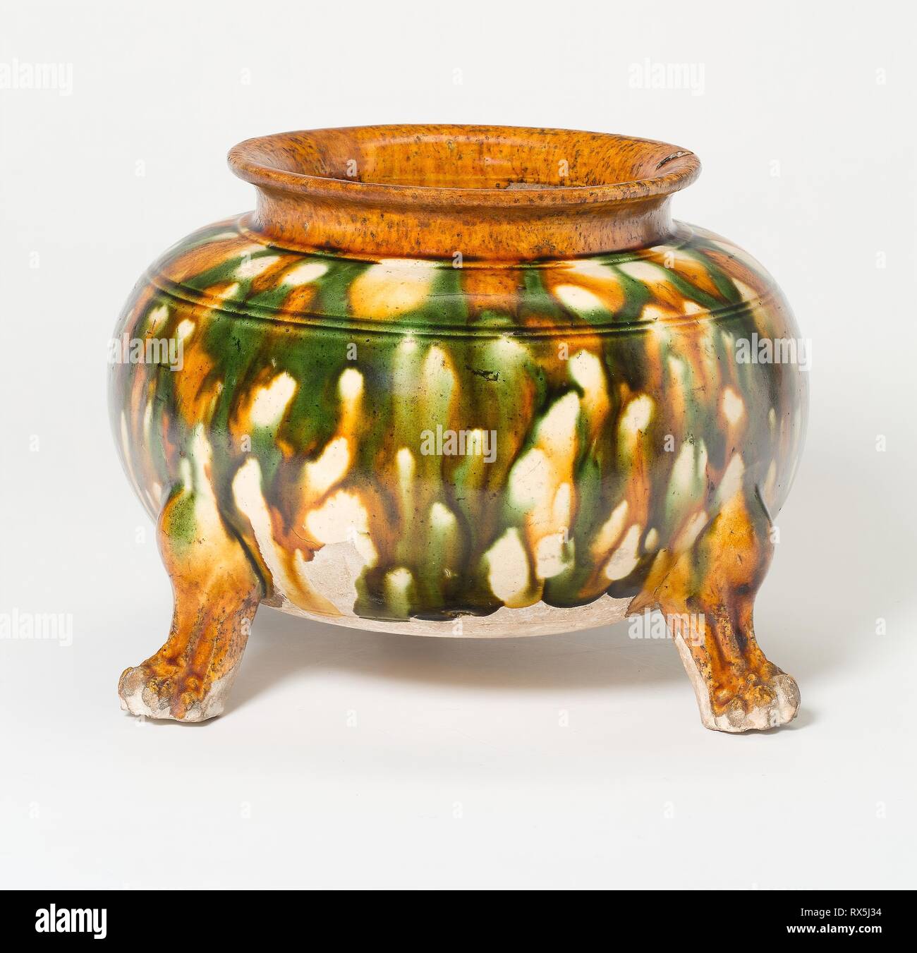 Treppiede Jar. Cina. Data: 700 AD-750 Annuncio. Dimensioni: H. 14,0 cm (5 1/2 in.); diam. 18,7 cm (7 3/8 in.). Coccio con tre colori (sancai) piombo smalti. Provenienza: Cina. Museo: Chicago Art Institute. Foto Stock