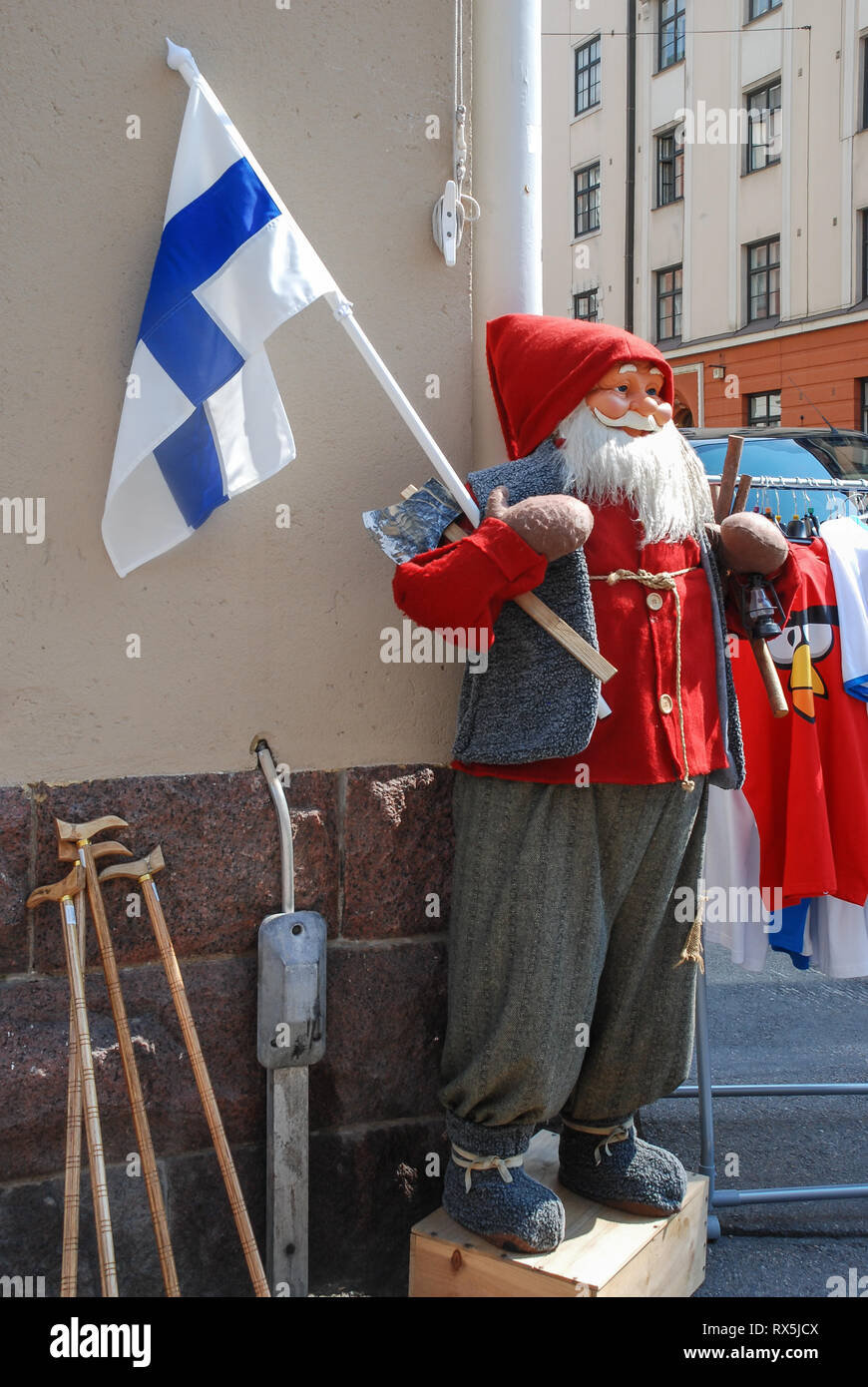 Manichino con una bandiera finlandese al di fuori di un negozio di souvenir a Helsinki, la città capitale della Finlandia, Europa Foto Stock