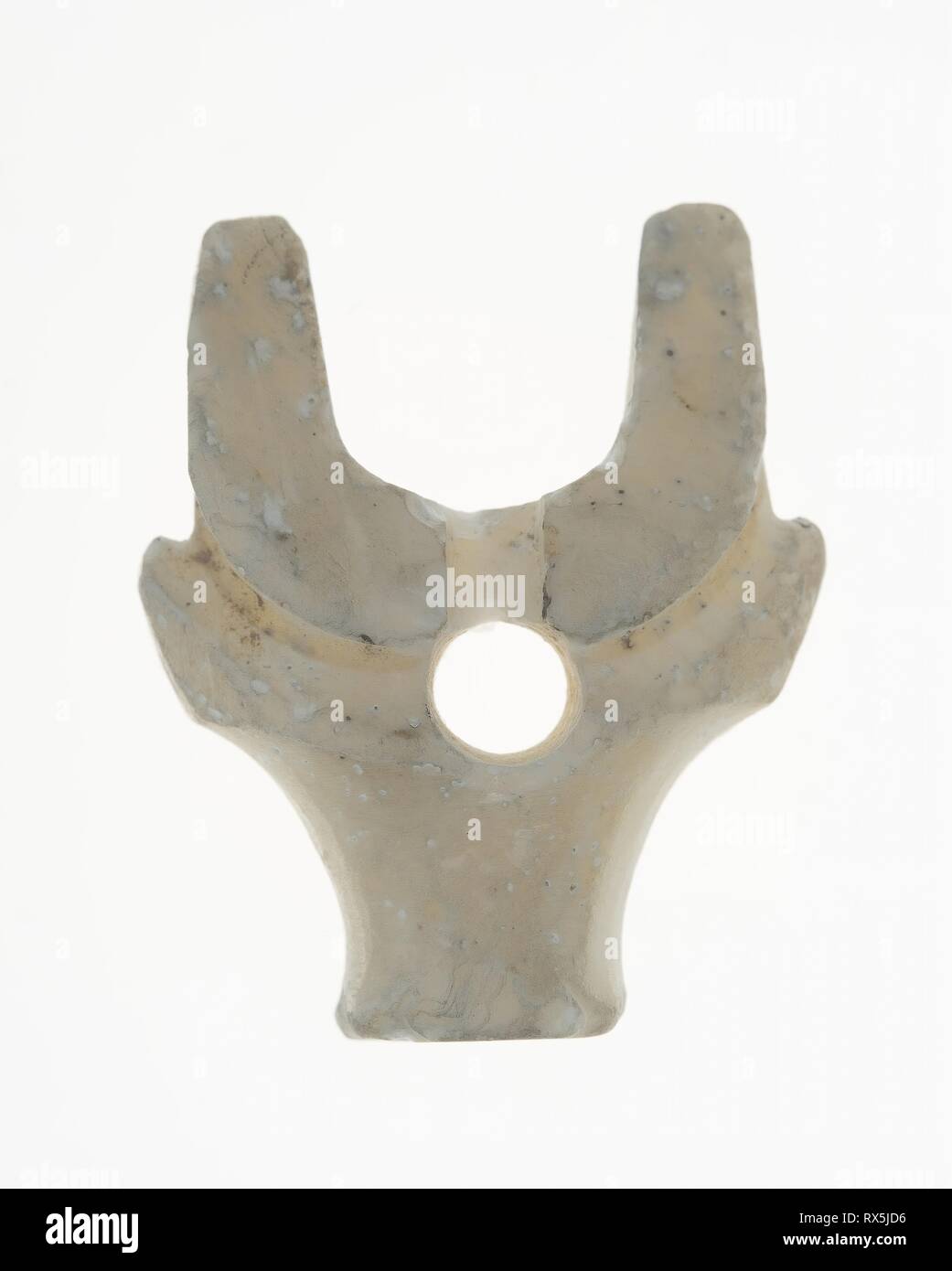 Ciondolo con testa di Buffalo. Cina. Data: 1100 BC-900 BC. Dimensioni: 1 1/16 x 7/8 x 3/16 in. Jade. Provenienza: Cina. Museo: Chicago Art Institute. Foto Stock