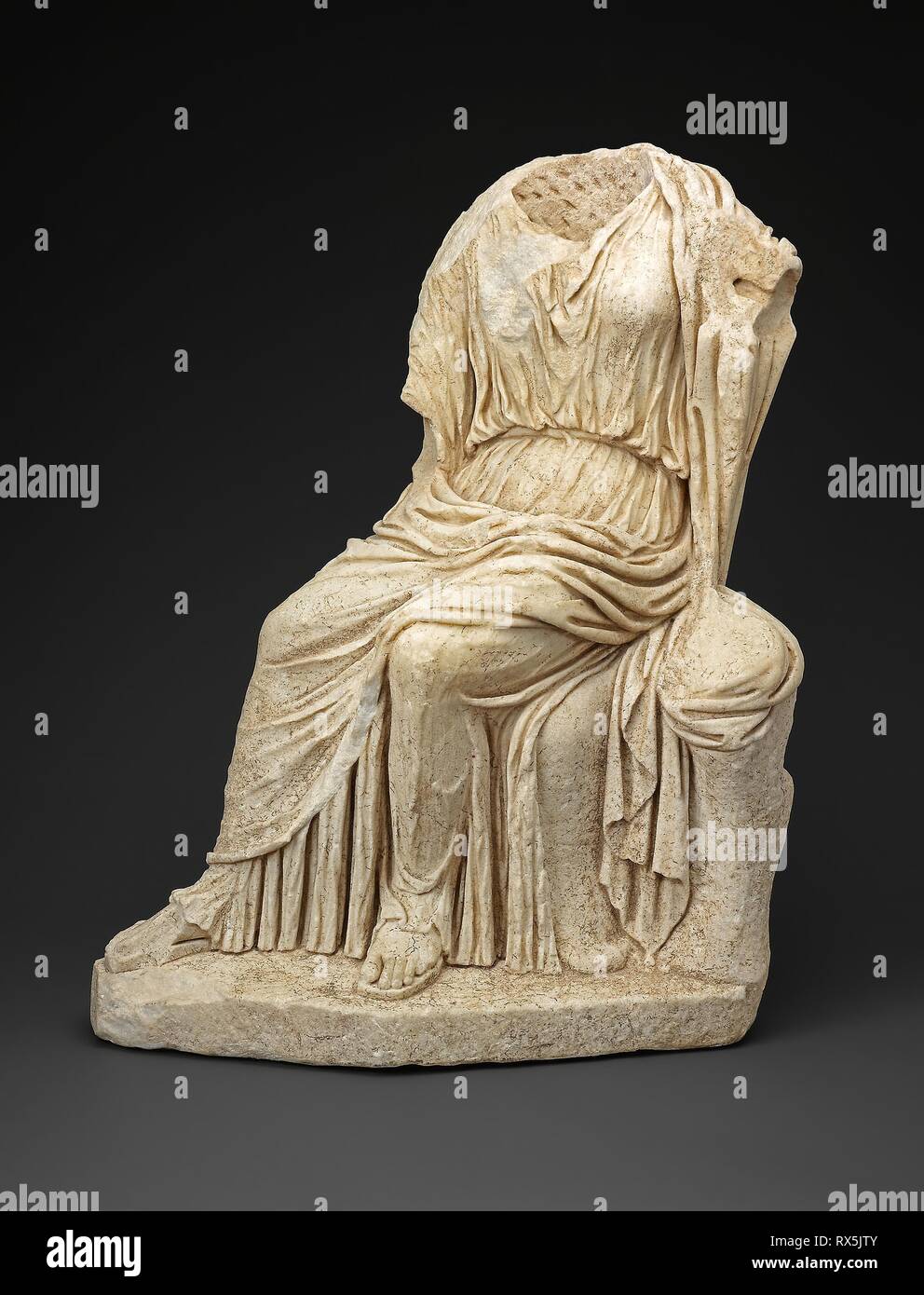 Statua di una donna seduta. Roman. Data: 101 AD-200 Annuncio. Dimensioni: 82 × 63,5 × 38,2 cm (32 3/8 × 25 × 15 in.). Il marmo. Origine: Impero Romano. Museo: Chicago Art Institute. Autore: antico romano. Foto Stock