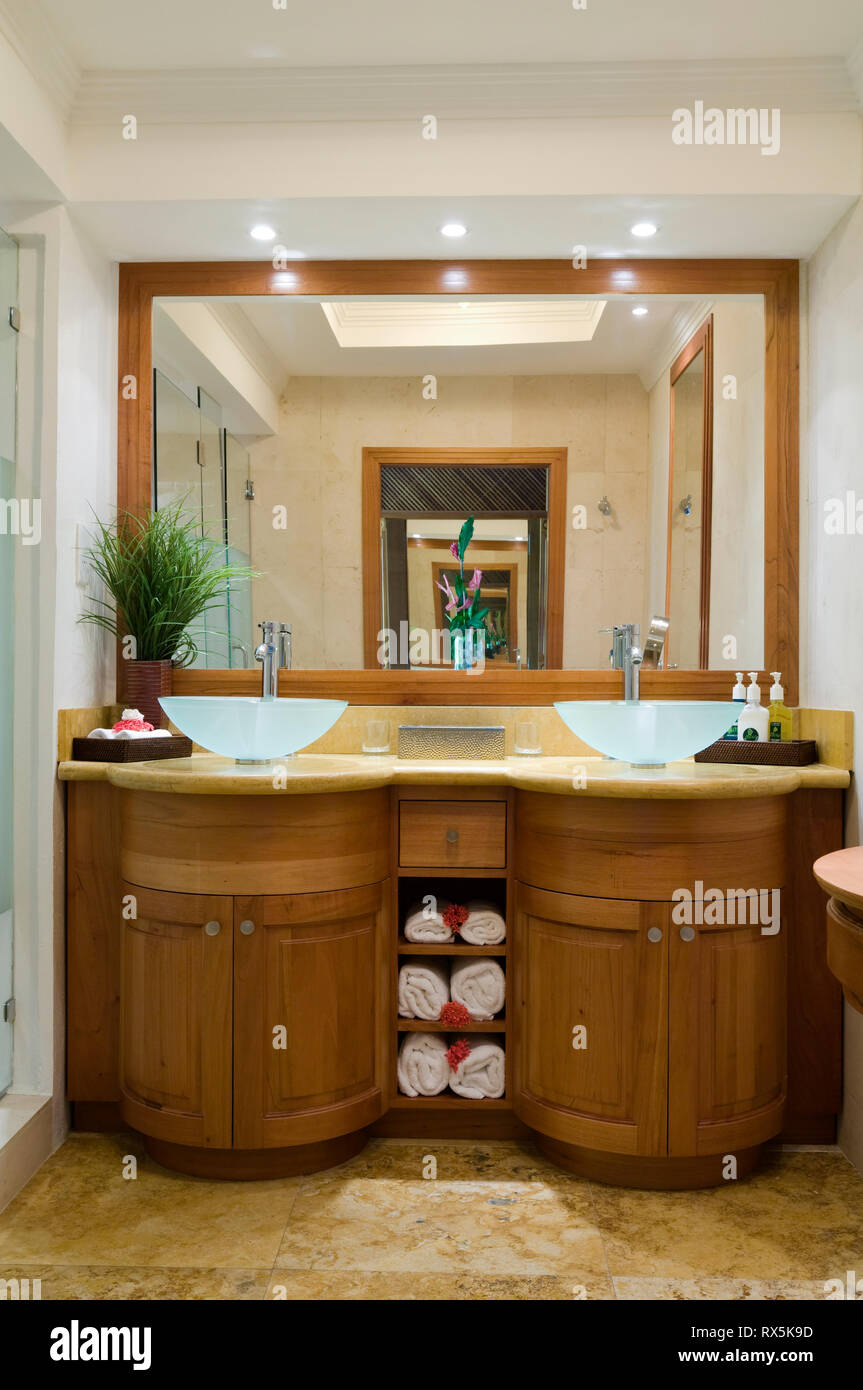 La vanità di legno in hotel Sala da bagno Foto Stock