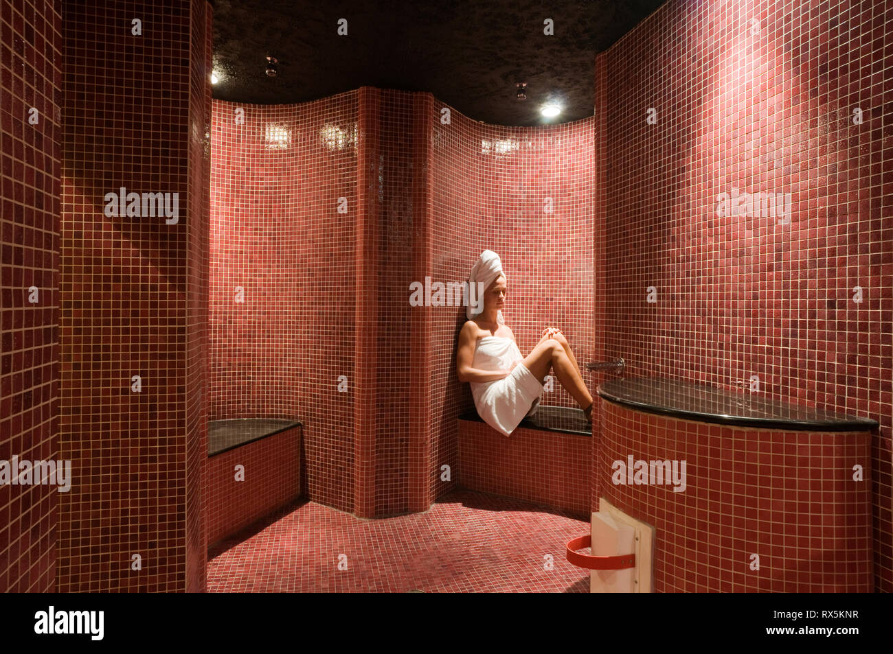 Donna in tegole rosse e sauna Foto Stock