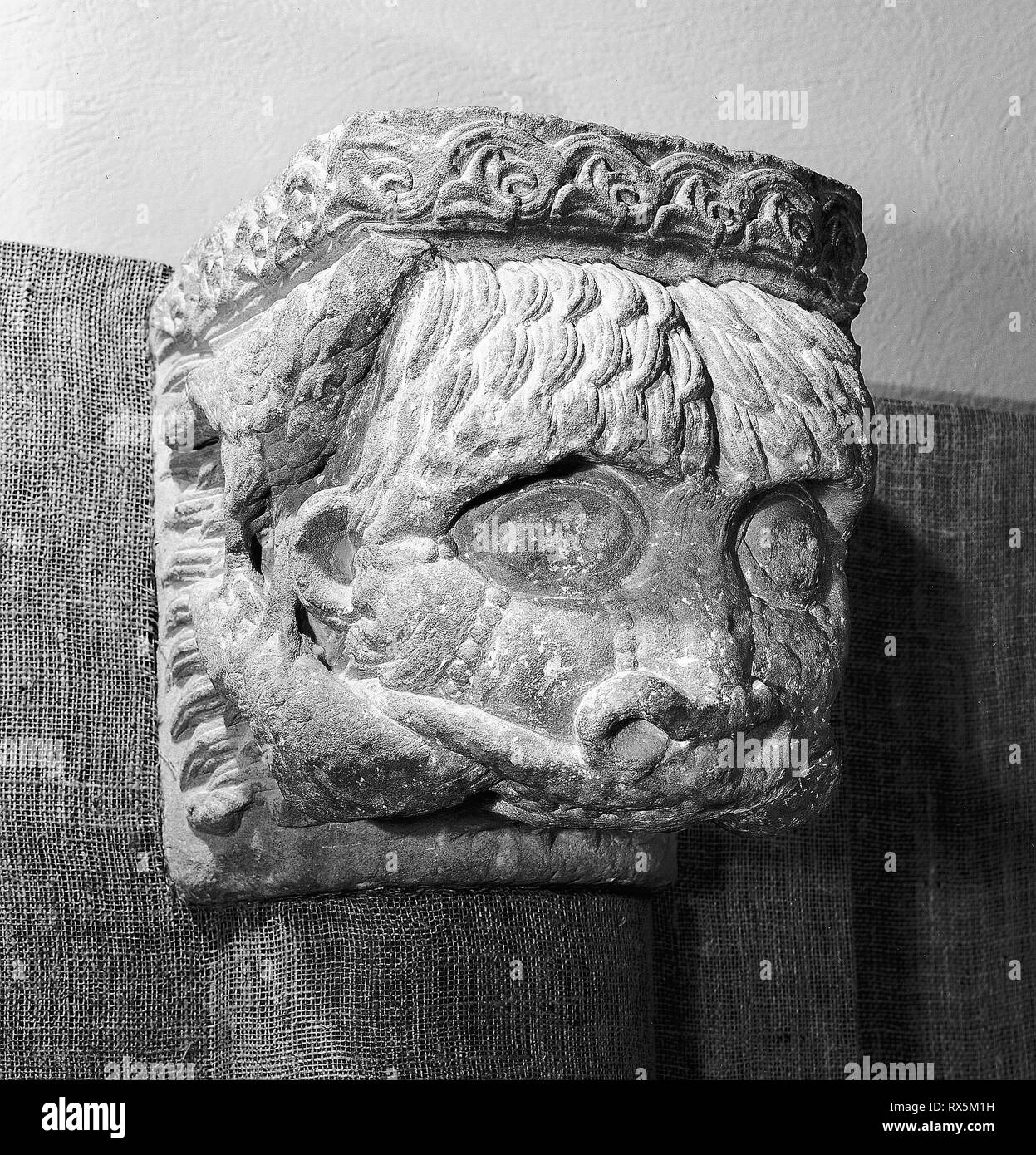 Architrave Supporto con Lion. Spagnolo, Aragona. Data: 1125-1150. Dimensioni: 35,6 × 34,3 × 36,8 cm (14 × 13 1/2 × 14 1/2 in.). Calcare. Origine: Spagna. Museo: Chicago Art Institute. Foto Stock