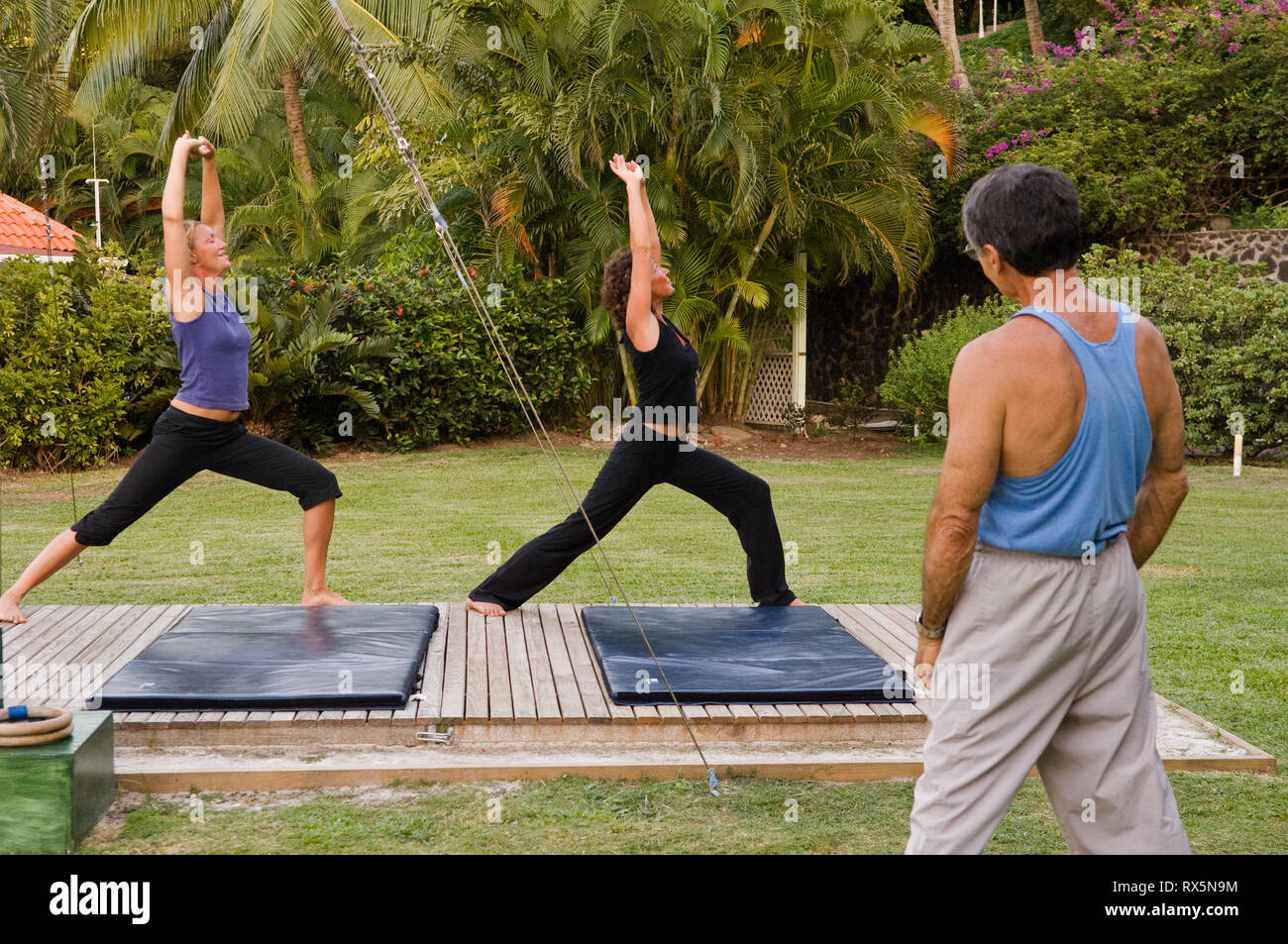 Uomo Donna di insegnamento yoga nel parco Foto Stock
