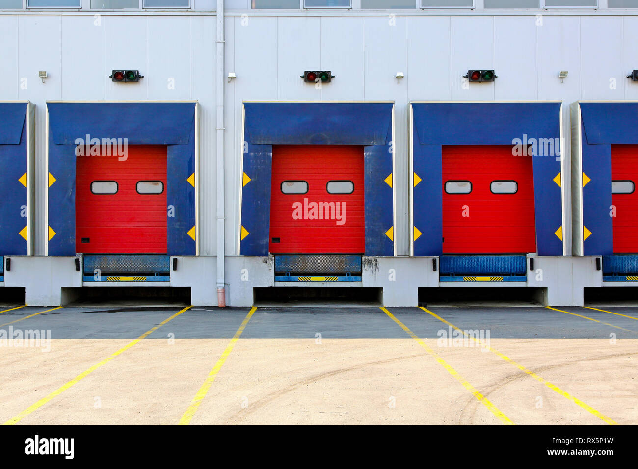 Banchina di carico Cargo doors al grande magazzino Foto Stock