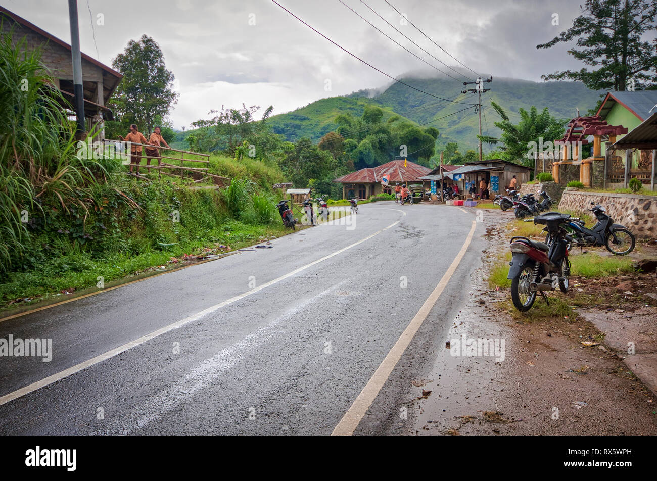 Giorno di pioggia per il villaggio di colline. Flores è uno di Lesser Sunda Islands, un gruppo di isole a metà orientale dell Indonesia. Foto Stock