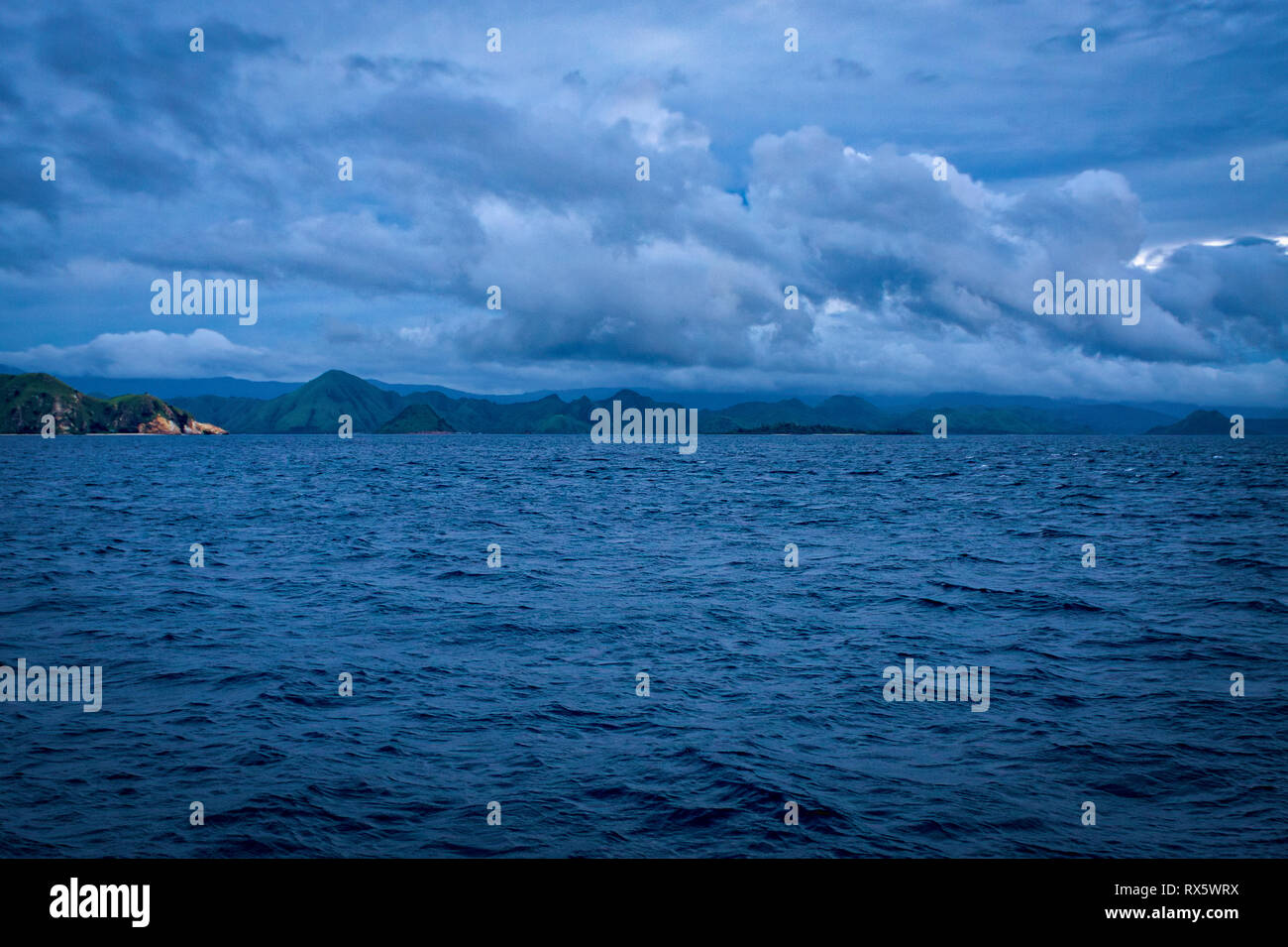 Parco Nazionale di Komodo si trova tra le Isole di Sumbawa e Flores in Nusa Tenggara Est provincia ed è la casa di 2.500 draghi di Komodo. Foto Stock
