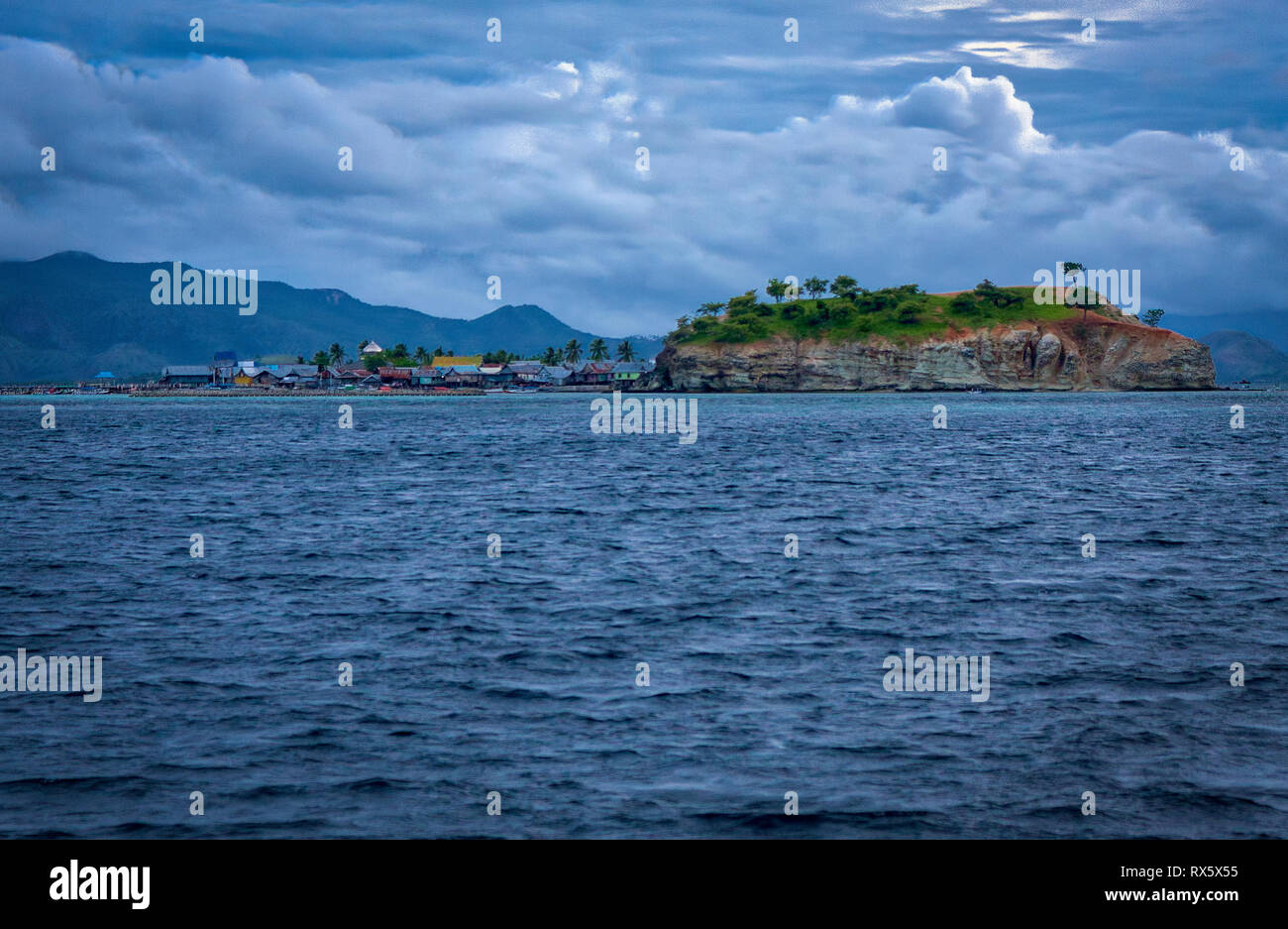Parco Nazionale di Komodo si trova tra le Isole di Sumbawa e Flores in Nusa Tenggara Est provincia ed è la casa di 2.500 draghi di Komodo. Foto Stock