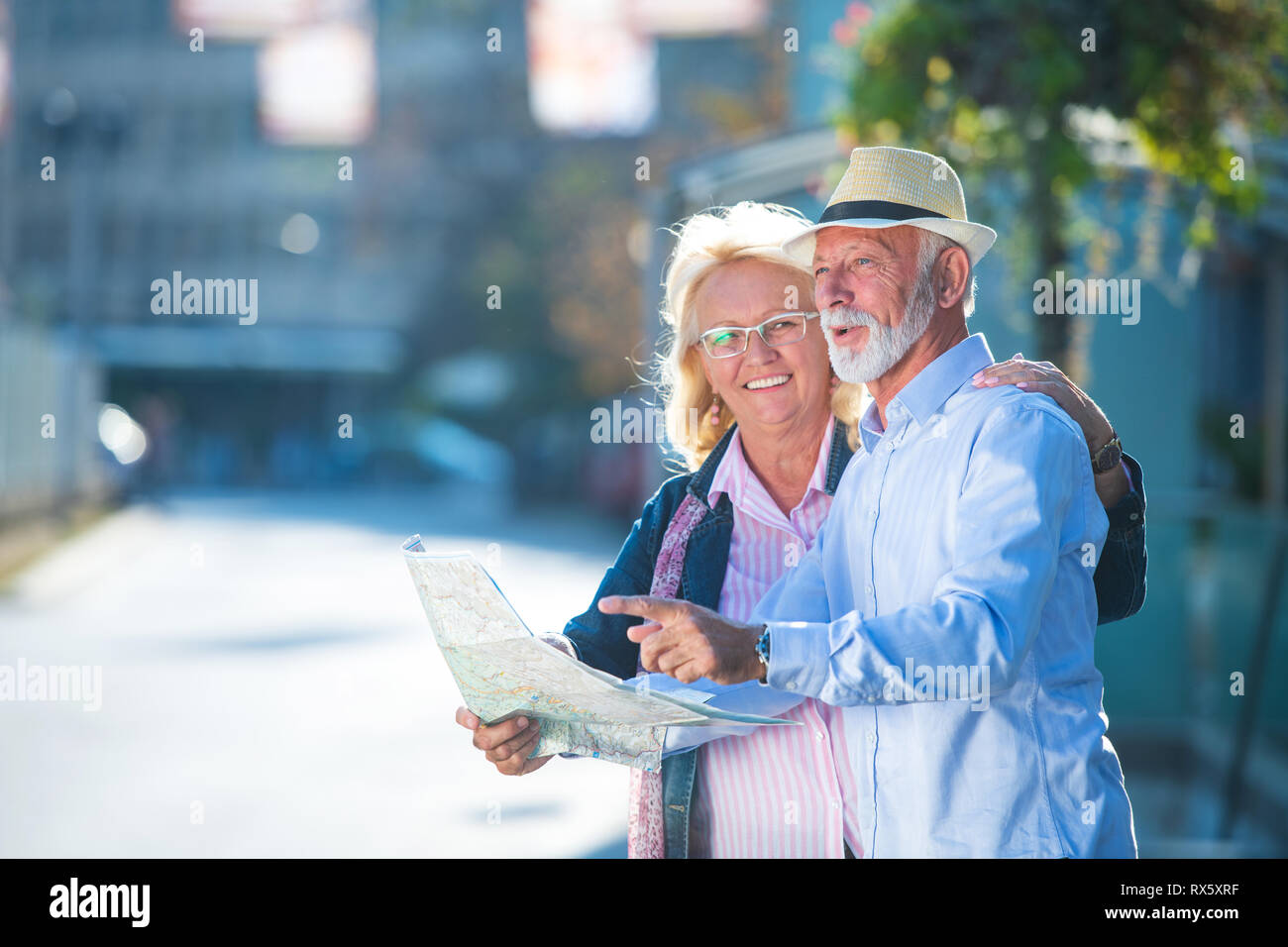 Coppia senior di turisti in cerca di una mappa della città Foto Stock