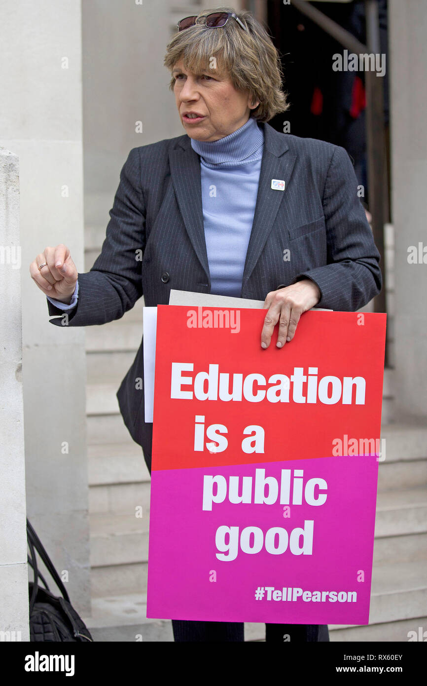 Randi Weingarten ATF Presidente in Londra, Regno Unito, per protestare fuori del Pearson AGM il 29 aprile, 2016. Foto Stock