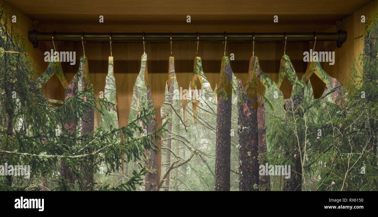 Appendino con abiti nella foresta. Concetto di organico vestiti, armadio e moda sostenibile. Foto Stock