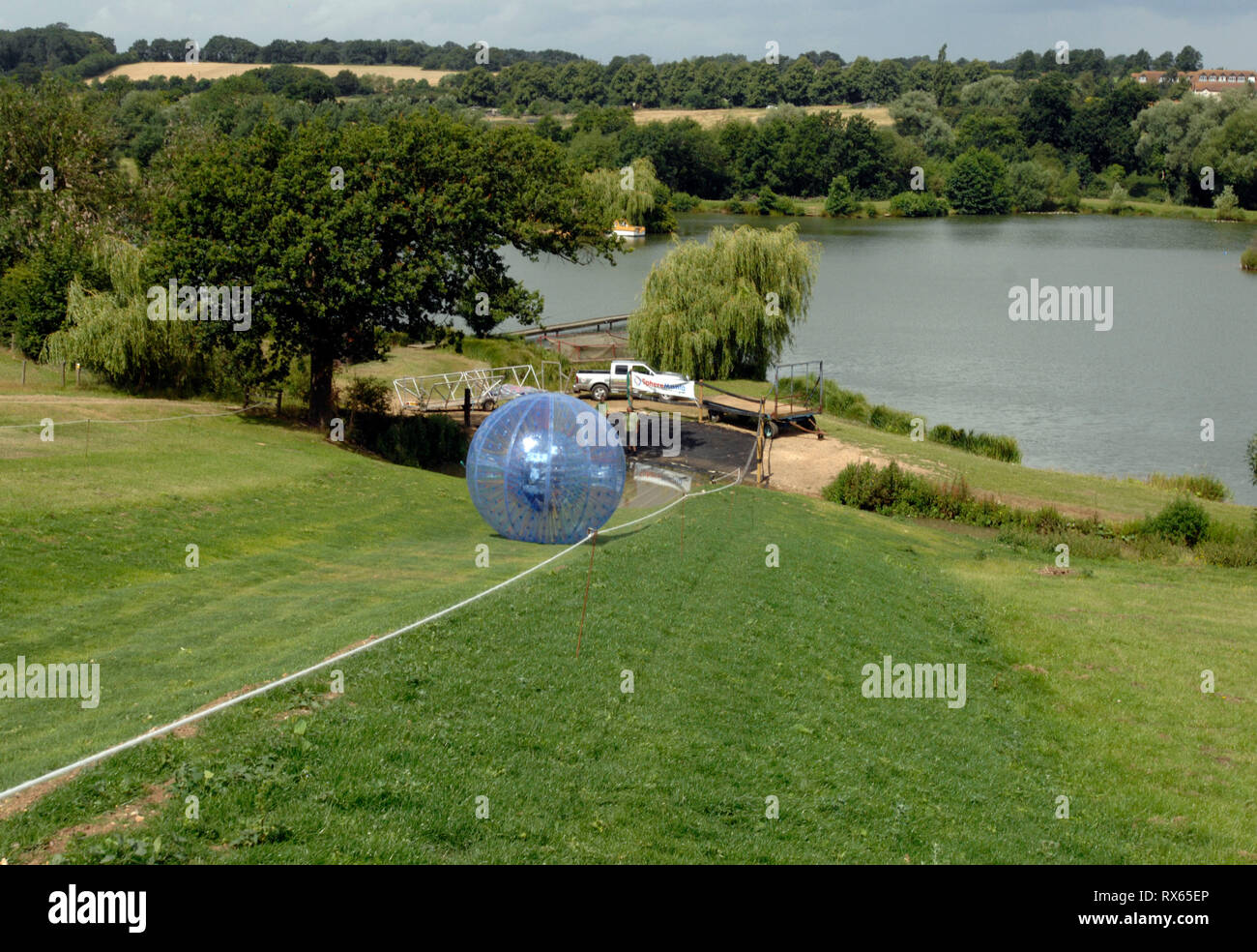 Zorbing, Lee Coan aquaspheres. Westhill Farm, Herts. 17.07.07 Foto Stock