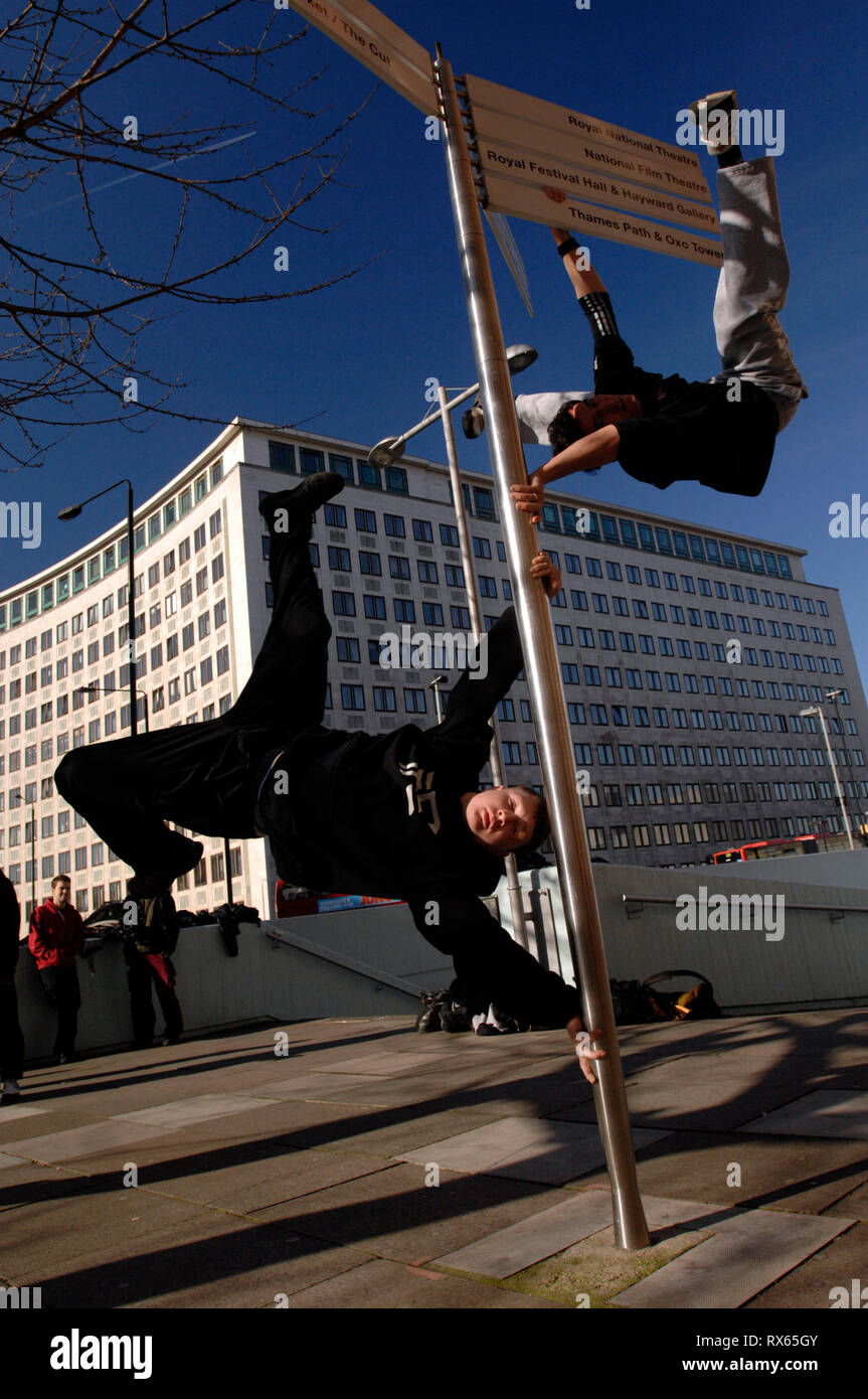 Urban Freeflow dimostrare Parkour si sposta alla rotatoria di Waterloo, London, 08.02.2008 Foto Stock