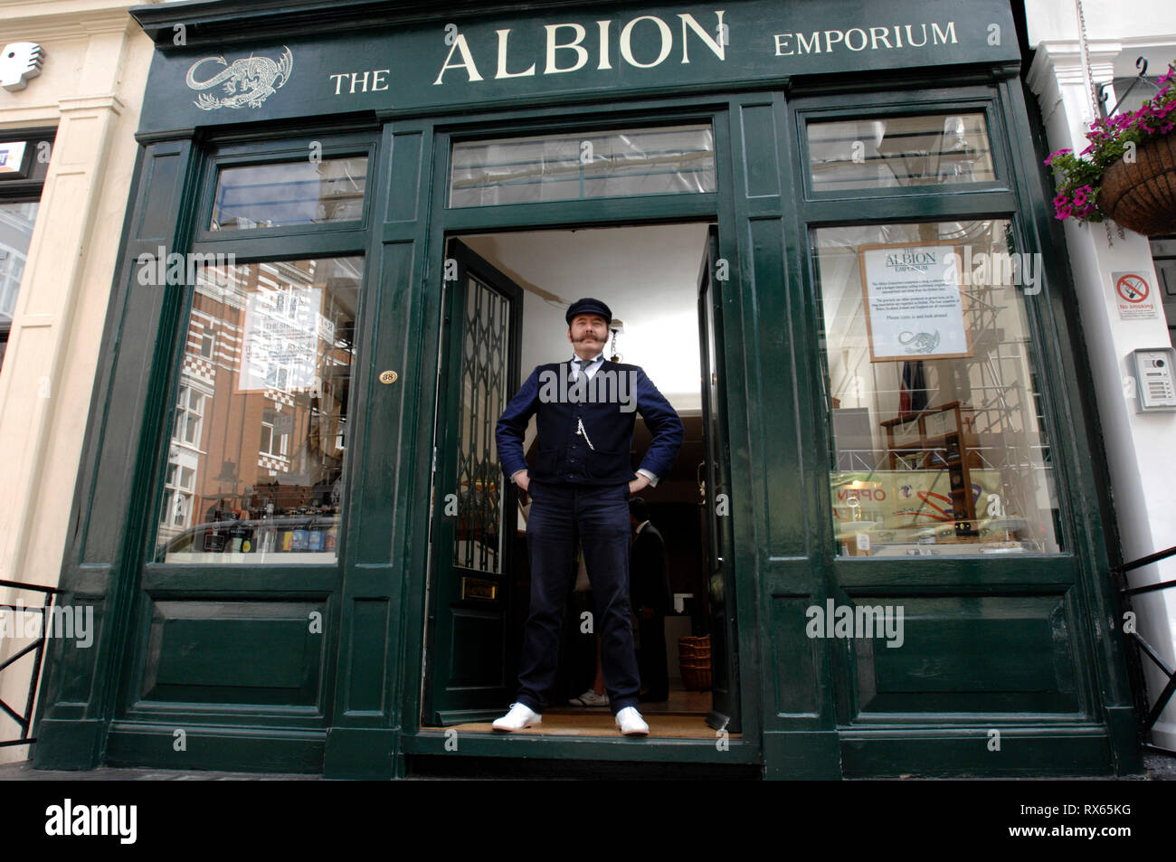 L'Albion Emporium e fondatore Alex Bietts,Londra. 11.07.08 Foto Stock