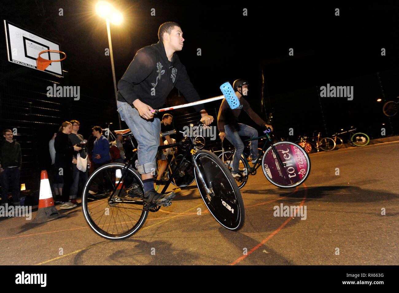 Bike polo a Newington Park, Londra. 01.04.09 Foto Stock