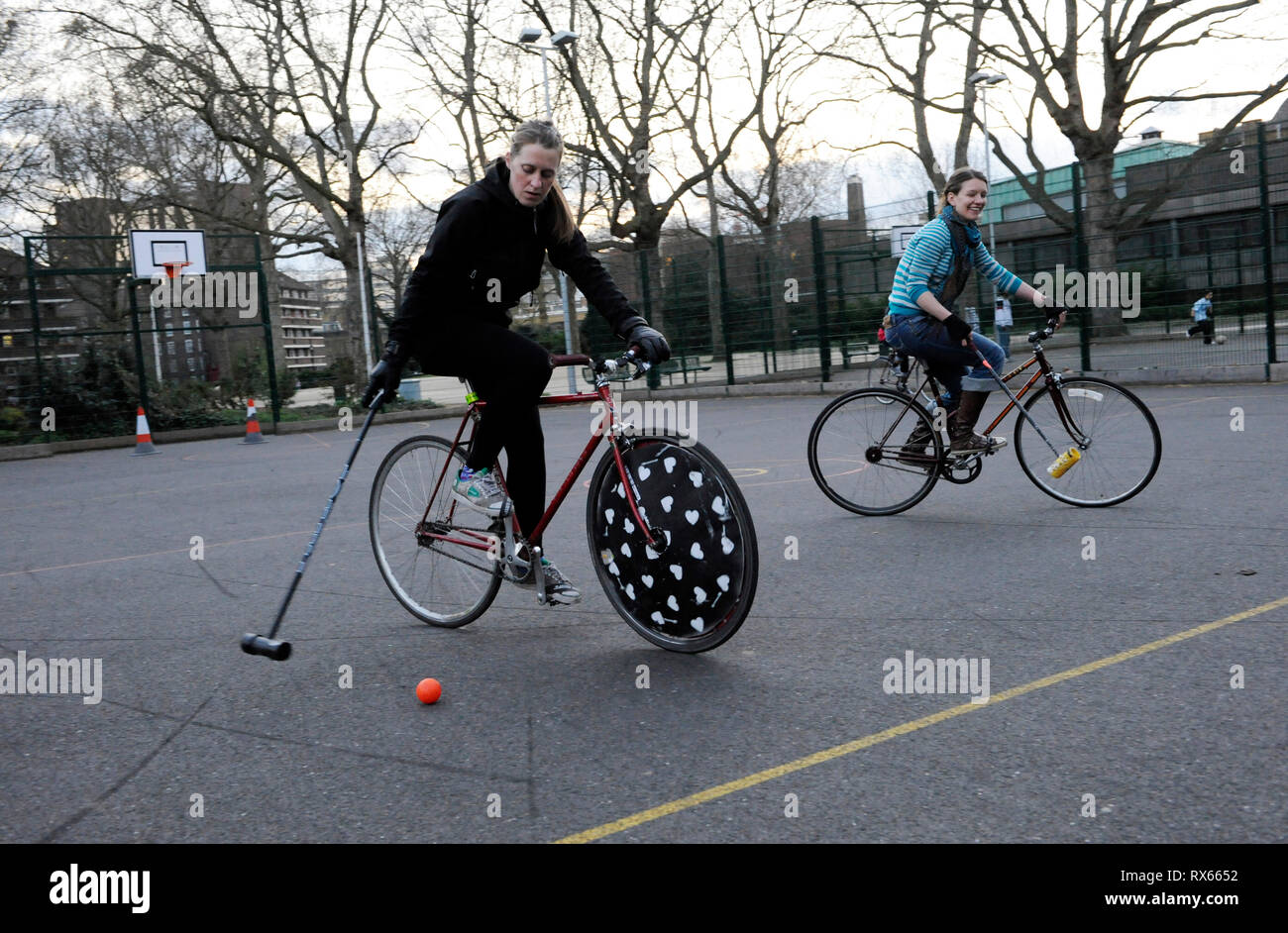 Bike polo a Newington Park, Londra. 01.04.09 Foto Stock