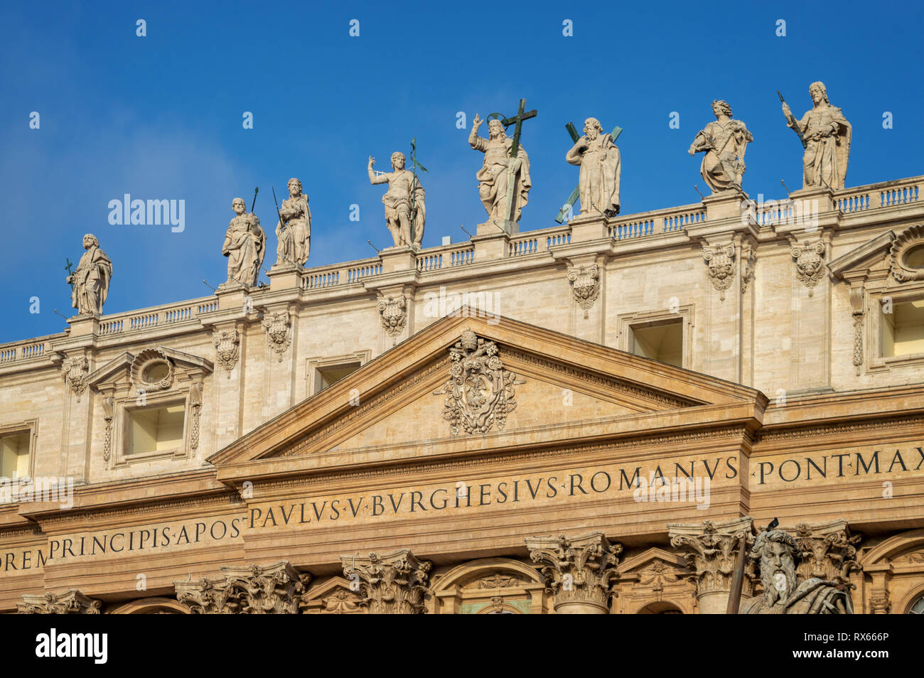 Particolare della facciata della basilica di San Pietro in Vaticano, Roma, Italia Foto Stock