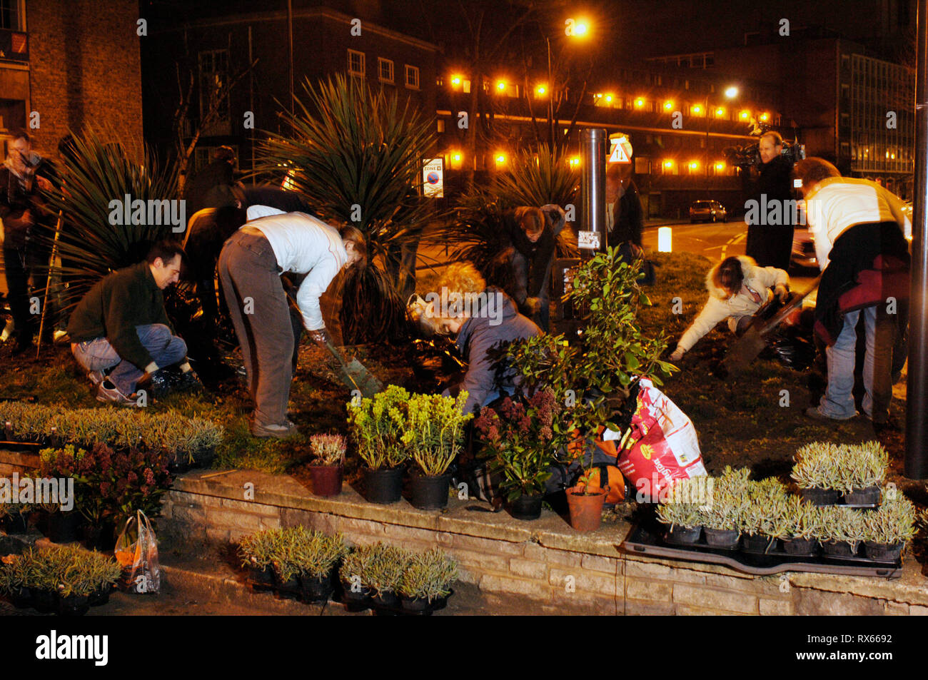 I membri di Guerrilla Gardening organation in azione, Southwark, Londra. 04.04.06 Foto Stock