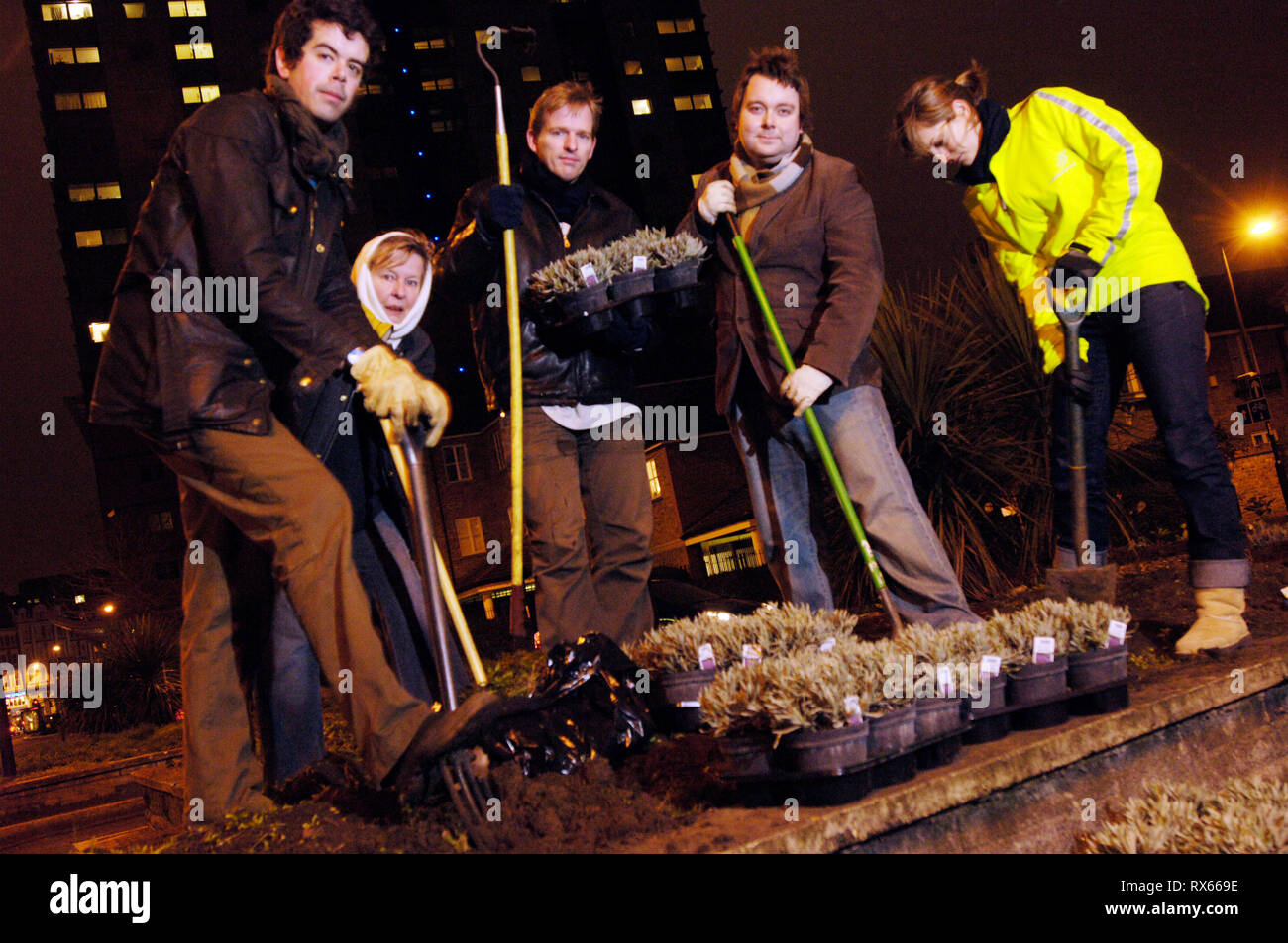 I membri di Guerrilla Gardening organation in azione, Southwark, Londra. 04.04.06 Foto Stock