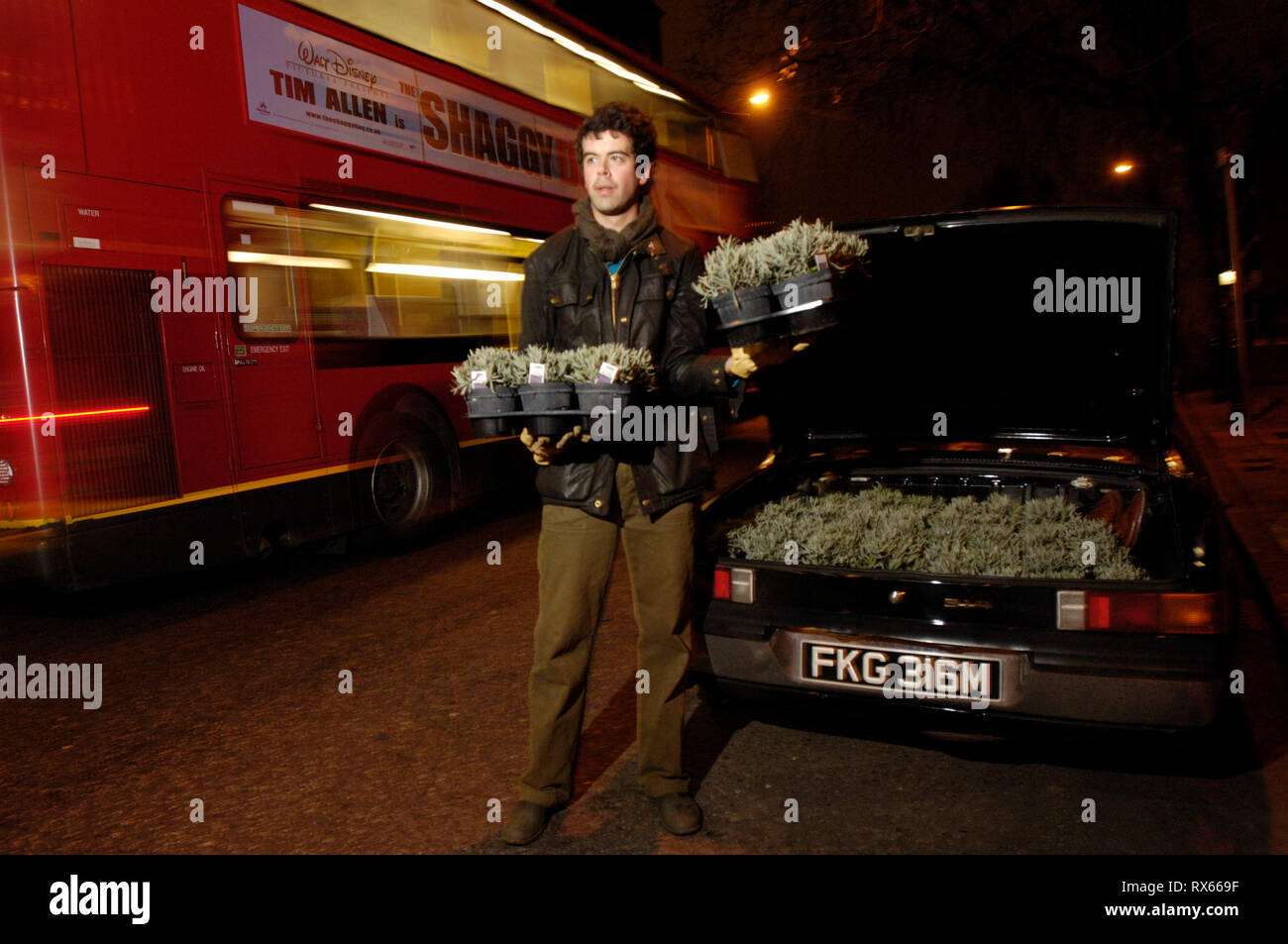 Richard Reynolds, fondatore della Guerrilla Gardening organizzazione in azione, Southwark, Londra. 04.04.06 Foto Stock