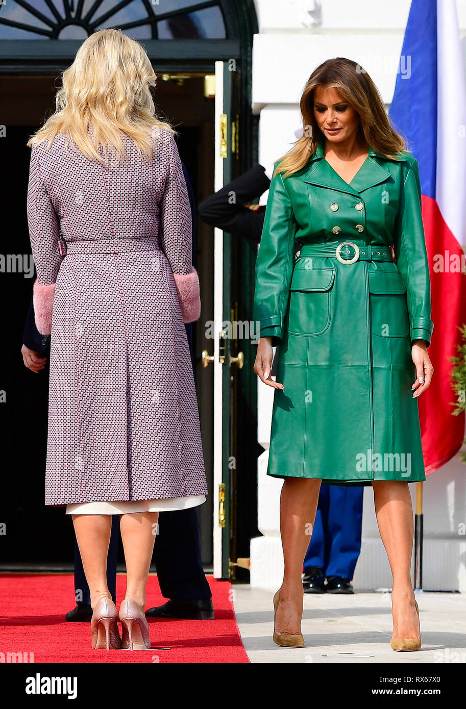 Washington, Stati Uniti. 07Th Mar, 2019. Il presidente statunitense Donald Trump, non visto, e la first lady Melania Trump, destra, benvenuti Primo Ministro ceco Andrej Babis, non visto, e sua moglie Monika Babisova, a sinistra per la Casa Bianca a Washington, Stati Uniti d'America, 7 marzo 2019. Credito: Roman Vondrous/CTK foto/Alamy Live News Foto Stock