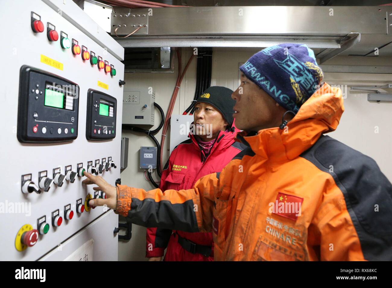 (190308) -- A BORDO XUELONG, 8 marzo 2019 (Xinhua) -- Yao Xu (anteriore), il capitano della Cina il Taishan spedizione scientifica team, e Wang Zhechao, del team vice capitano, avviare il sistema di alimentazione elettrica per sotto-impianti di innevamento e l'edificio principale di Taishan Station in Antartide, Febbraio 2, 2019. Della Cina di icebreaker Xuelong, noto anche come la neve Dragon, è sulla via del ritorno a casa dalla sua trentacinquesima Ricerca in Antartide a bordo della missione. Il completamento della seconda fase di Taishan station è uno dei più importanti risultati conseguiti dai ricercatori che hanno stabilito nuovi edifici e impianti di generazione di energia elettrica, Foto Stock
