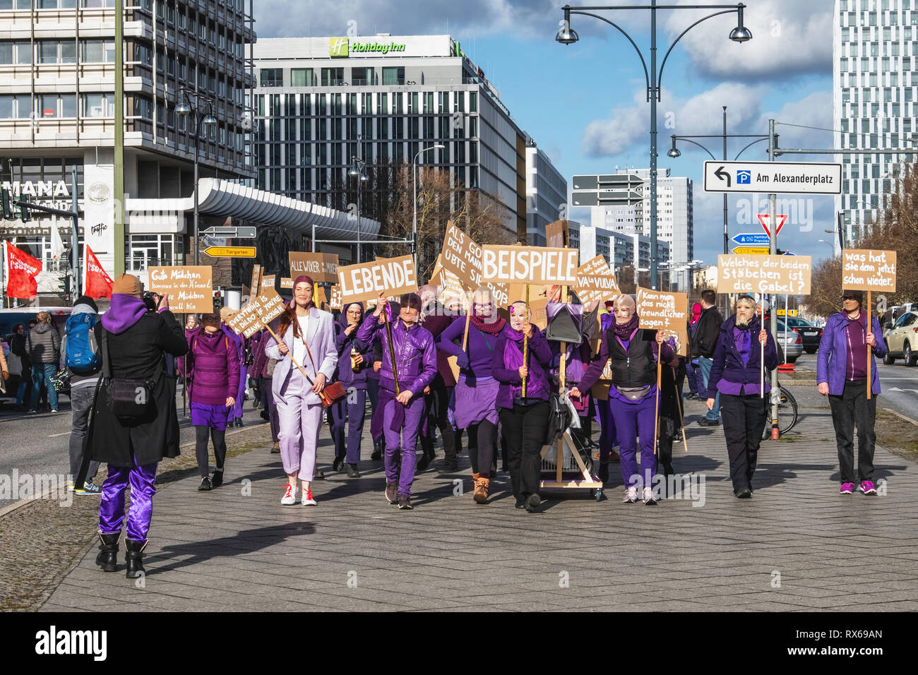 Berlino, Germania, 8 marzo 2019. Le persone si radunano a 2pm presso Alexanderplatz a marzo a Kreuzberg. La giornata internazionale della donna è una festività pubblica per la prima volta a Berlino - Gli altri quindici Stati tedeschi non hanno ancora dichiarato il giorno di vacanza. Le persone incontrate in vari luoghi della città per sostenere la parità di diritti della donna sotto il motto "celebrare, sciopero, lotta sull'. Credito: Eden Breitz/Alamy Live News Foto Stock