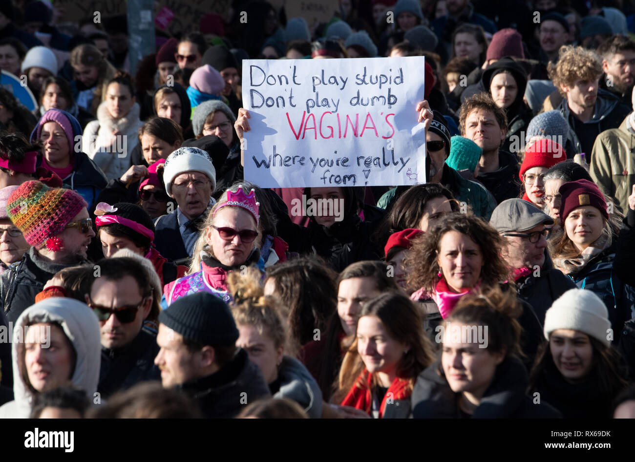 Berlino, Germania. 08 Mar, 2019. Un partecipante di una dimostrazione sulla Giornata internazionale della donna passeggiate attraverso Mitte tenendo un cartello con la scritta "Non giocare stupido - non giocano dump - Vagine - dove sei realmente da! Credito: Ralf Hirschberger/dpa/Alamy Live News Foto Stock