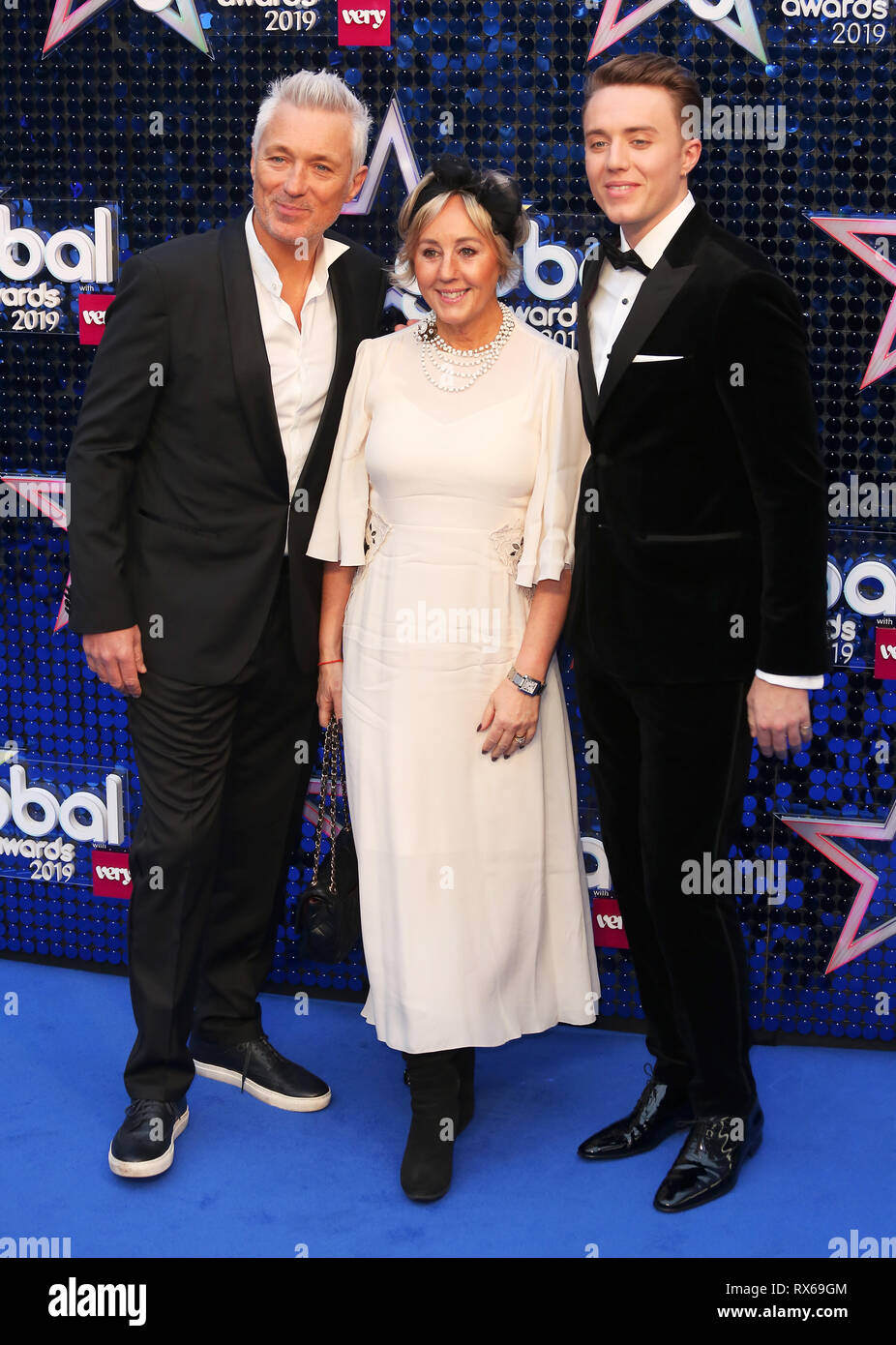 (L a R) Martin Kemp, Shirley Kemp e Roman Kemp partecipare al Global Awards 2019 al Eventim Hammersmith Apollo di Londra. Foto Stock