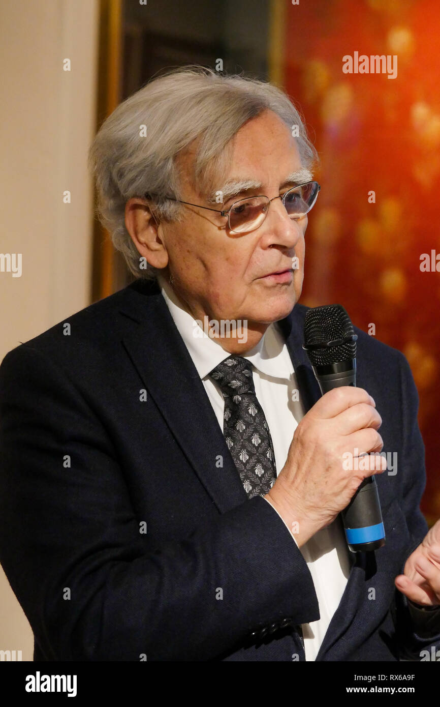 Lione, Francia, 8 Marzo 2019: Laurent Wauquiez, Pdt di Auvergne Regione Rhône-Alpes e Pdt di Les Republicains ala destra partito, è visto in Lione centro-orientale (Francia) il 8 marzo 2019 come egli si compiace Bernard Pivot (qui nella foto) e Stephane Berna presso il 'Musée des Tissus et des Arts Décoratifs' - Museo di prodotti tessili e di Arti Decorative, in occasione di una conferenza stampa per presentare il piano di salvataggio per il museo. Credito Credito: Serge Mouraret/Alamy Live News Foto Stock