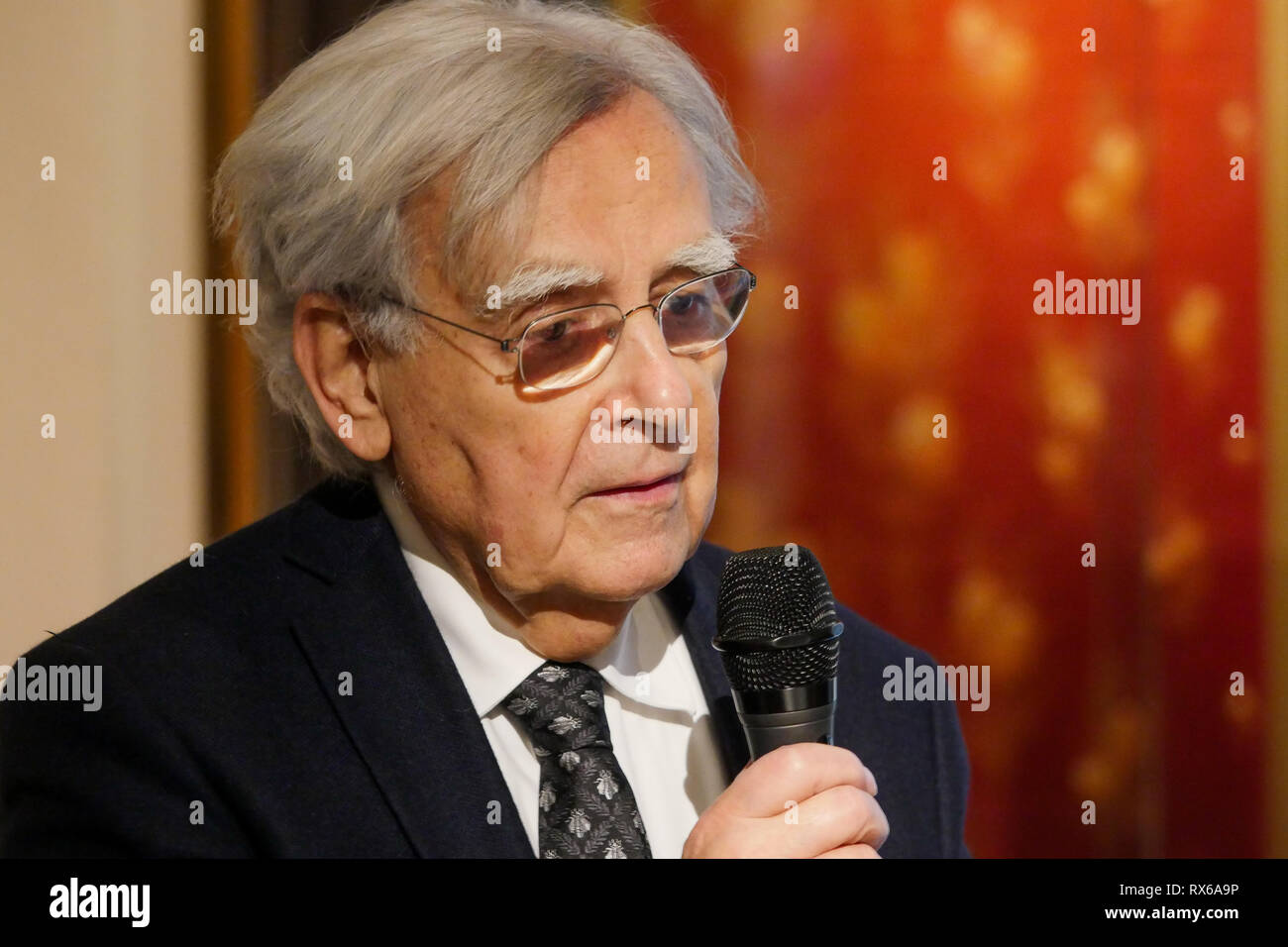 Lione, Francia, 8 Marzo 2019: Laurent Wauquiez, Pdt di Auvergne Regione Rhône-Alpes e Pdt di Les Republicains ala destra partito, è visto in Lione centro-orientale (Francia) il 8 marzo 2019 come egli si compiace Bernard Pivot (qui nella foto) e Stephane Berna presso il 'Musée des Tissus et des Arts Décoratifs' - Museo di prodotti tessili e di Arti Decorative, in occasione di una conferenza stampa per presentare il piano di salvataggio per il museo. Credito Credito: Serge Mouraret/Alamy Live News Foto Stock