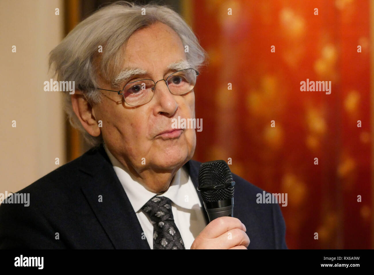 Lione, Francia, 8 Marzo 2019: Laurent Wauquiez, Pdt di Auvergne Regione Rhône-Alpes e Pdt di Les Republicains ala destra partito, è visto in Lione centro-orientale (Francia) il 8 marzo 2019 come egli si compiace Bernard Pivot (qui nella foto) e Stephane Berna presso il 'Musée des Tissus et des Arts Décoratifs' - Museo di prodotti tessili e di Arti Decorative, in occasione di una conferenza stampa per presentare il piano di salvataggio per il museo. Credito Credito: Serge Mouraret/Alamy Live News Foto Stock