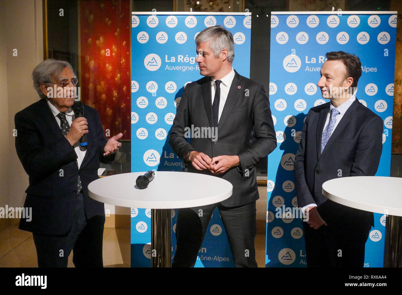 Lione, Francia, 8 Marzo 2019: Laurent Wauquiez, Pdt di Auvergne Regione Rhône-Alpes e Pdt di Les Republicains ala destra partito, è visto in Lione centro-orientale (Francia) il 8 marzo 2019 come egli si compiace Bernard Pivot e Stephane Berna presso il 'Musée des Tissus et des Arts Décoratifs' - Museo di prodotti tessili e di Arti Decorative, in occasione di una conferenza stampa per presentare il piano di salvataggio per il museo. Credito Credito: Serge Mouraret/Alamy Live News Foto Stock