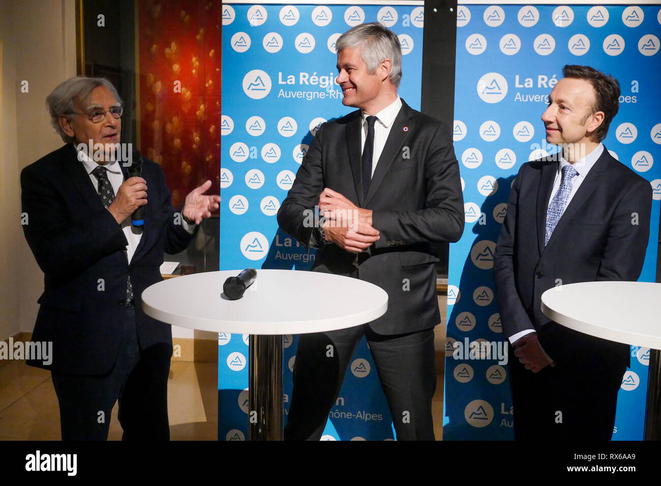 Lione, Francia, 8 Marzo 2019: Laurent Wauquiez, Pdt di Auvergne Regione Rhône-Alpes e Pdt di Les Republicains ala destra partito, è visto in Lione centro-orientale (Francia) il 8 marzo 2019 come egli si compiace Bernard Pivot e Stephane Berna presso il 'Musée des Tissus et des Arts Décoratifs' - Museo di prodotti tessili e di Arti Decorative, in occasione di una conferenza stampa per presentare il piano di salvataggio per il museo. Credito Credito: Serge Mouraret/Alamy Live News Foto Stock