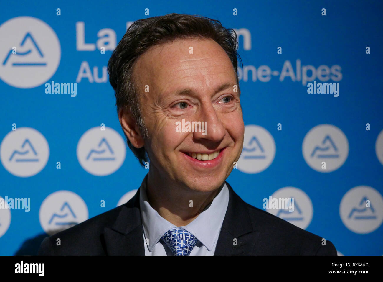 Lione, Francia, 8 Marzo 2019: Laurent Wauquiez, Pdt di Auvergne Regione Rhône-Alpes e Pdt di Les Republicains ala destra partito, è visto in Lione centro-orientale (Francia) il 8 marzo 2019 come egli si compiace Bernard Pivot e Stephane Bern (qui nella foto) al 'Musée des Tissus et des Arts Décoratifs' - Museo di prodotti tessili e di Arti Decorative, in occasione di una conferenza stampa per presentare il piano di salvataggio per il museo. Credito Credito: Serge Mouraret/Alamy Live News Foto Stock