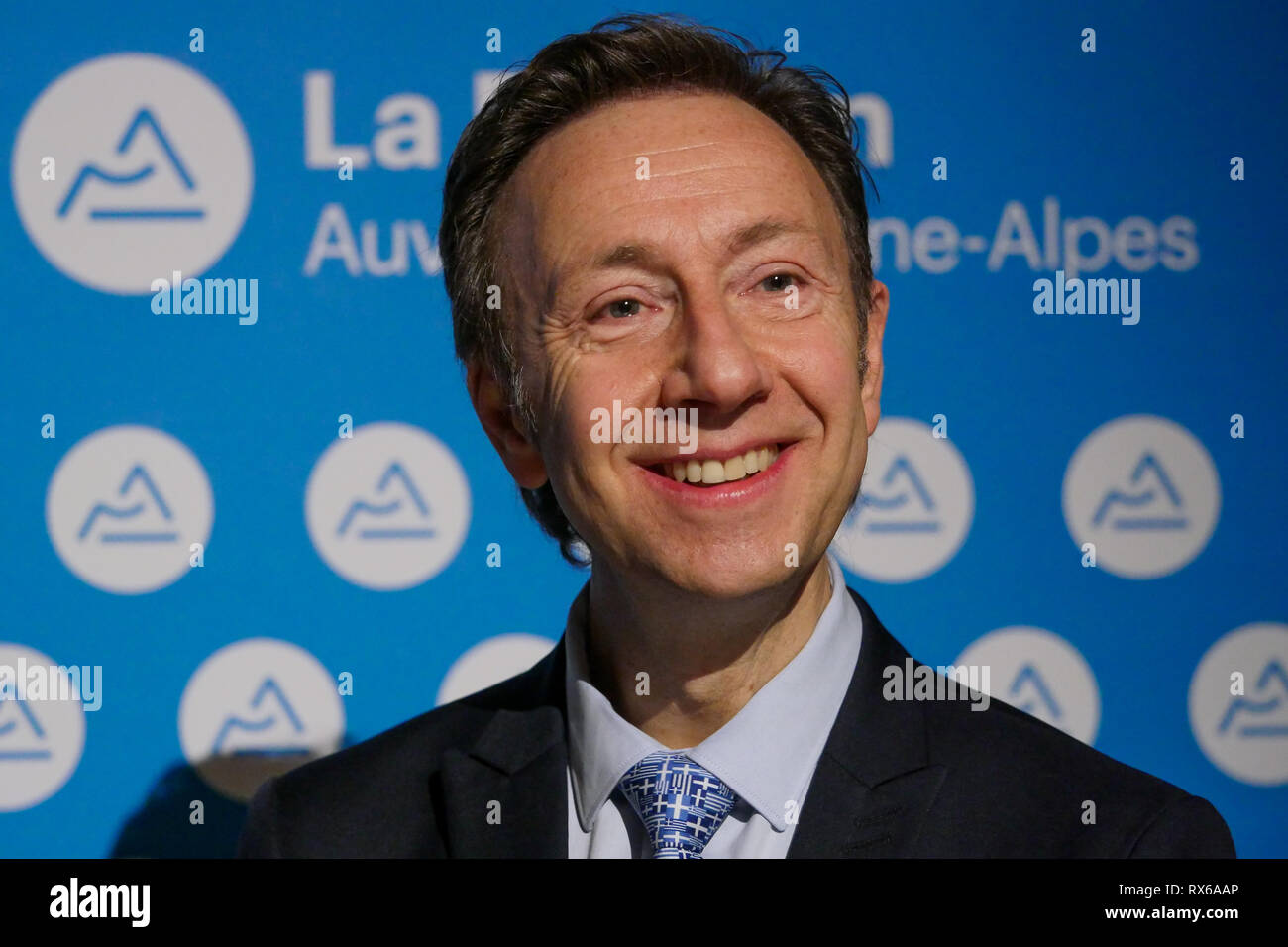 Lione, Francia, 8 Marzo 2019: Laurent Wauquiez, Pdt di Auvergne Regione Rhône-Alpes e Pdt di Les Republicains ala destra partito, è visto in Lione centro-orientale (Francia) il 8 marzo 2019 come egli si compiace Bernard Pivot e Stephane Bern (qui nella foto) al 'Musée des Tissus et des Arts Décoratifs' - Museo di prodotti tessili e di Arti Decorative, in occasione di una conferenza stampa per presentare il piano di salvataggio per il museo. Credito Credito: Serge Mouraret/Alamy Live News Foto Stock